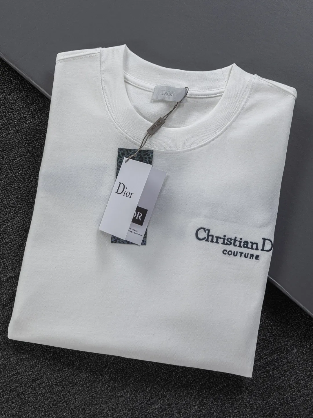 🅿️200 DIOR Dior Dior CD micro wide version S-XL Dior 26ss official website is always unbeatable classic style permanent boutique counter timeless classic style simple letter logo on chest🪡 embroidery + velvet simple letter logo on back🪡 embroidered logo heavy craftsmanship same style for men and women short-sleeved T-shirt, cotton blended terry jersey fabric, original development This is from the 2025 beachwear limited series. The full-logo jacquard towel highlights the classic Obliave flower. It is matched with an S-shaped round neck and topstitching. It is unique. The whole body is decorated with obliqve jacquard. The ribbed round neck is matched with V-shaped topstitching. Customized accessories. The whole body is customized and developed according to the Y-panel... Complete with three standards, it can control various styles and pay tribute to Dior's historic year! Coupled with the blessing of full-flower cotton material, both the upper body comfort and the existence are unparalleled. It can be said to be a must-have companion in summer. The excellent breathability and comfortable wearing feeling are unparalleled~ Recommended! ! Same style for men and women! Color: Black White Size: S-XL Size chart: S: Shoulder width 50-Bust 56-Length 70 M: Shoulder width 52-Bust 57-Length 72 L: Shoulder width 54-Bust 59-Length 74 XL: Shoulder width 56-Bust 62-Length 76