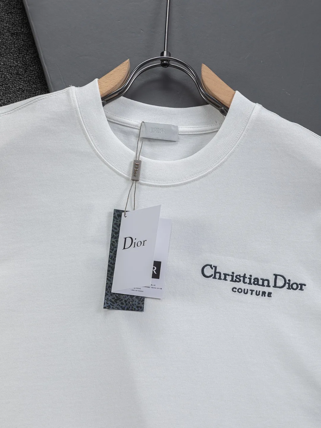 🅿️200 DIOR Dior Dior CD micro wide version S-XL Dior 26ss official website is always unbeatable classic style permanent boutique counter timeless classic style simple letter logo on chest🪡 embroidery + velvet simple letter logo on back🪡 embroidered logo heavy craftsmanship same style for men and women short-sleeved T-shirt, cotton blended terry jersey fabric, original development This is from the 2025 beachwear limited series. The full-logo jacquard towel highlights the classic Obliave flower. It is matched with an S-shaped round neck and topstitching. It is unique. The whole body is decorated with obliqve jacquard. The ribbed round neck is matched with V-shaped topstitching. Customized accessories. The whole body is customized and developed according to the Y-panel... Complete with three standards, it can control various styles and pay tribute to Dior's historic year! Coupled with the blessing of full-flower cotton material, both the upper body comfort and the existence are unparalleled. It can be said to be a must-have companion in summer. The excellent breathability and comfortable wearing feeling are unparalleled~ Recommended! ! Same style for men and women! Color: Black White Size: S-XL Size chart: S: Shoulder width 50-Bust 56-Length 70 M: Shoulder width 52-Bust 57-Length 72 L: Shoulder width 54-Bust 59-Length 74 XL: Shoulder width 56-Bust 62-Length 76