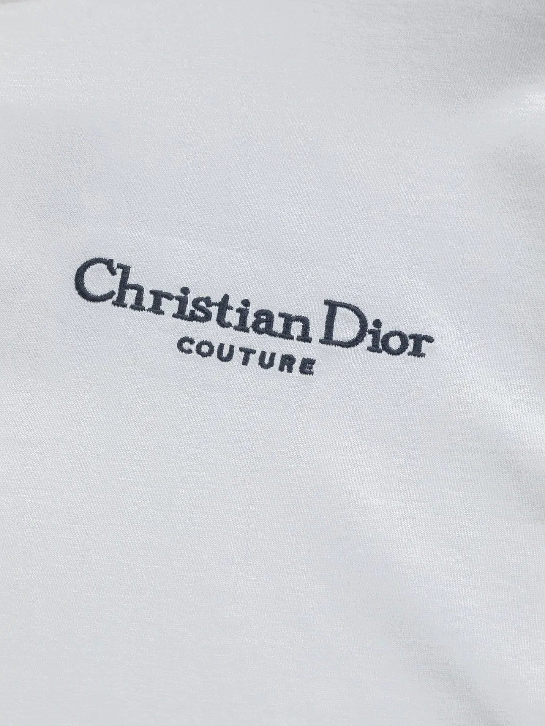 🅿️200 DIOR Dior Dior CD micro wide version S-XL Dior 26ss official website is always unbeatable classic style permanent boutique counter timeless classic style simple letter logo on chest🪡 embroidery + velvet simple letter logo on back🪡 embroidered logo heavy craftsmanship same style for men and women short-sleeved T-shirt, cotton blended terry jersey fabric, original development This is from the 2025 beachwear limited series. The full-logo jacquard towel highlights the classic Obliave flower. It is matched with an S-shaped round neck and topstitching. It is unique. The whole body is decorated with obliqve jacquard. The ribbed round neck is matched with V-shaped topstitching. Customized accessories. The whole body is customized and developed according to the Y-panel... Complete with three standards, it can control various styles and pay tribute to Dior's historic year! Coupled with the blessing of full-flower cotton material, both the upper body comfort and the existence are unparalleled. It can be said to be a must-have companion in summer. The excellent breathability and comfortable wearing feeling are unparalleled~ Recommended! ! Same style for men and women! Color: Black White Size: S-XL Size chart: S: Shoulder width 50-Bust 56-Length 70 M: Shoulder width 52-Bust 57-Length 72 L: Shoulder width 54-Bust 59-Length 74 XL: Shoulder width 56-Bust 62-Length 76