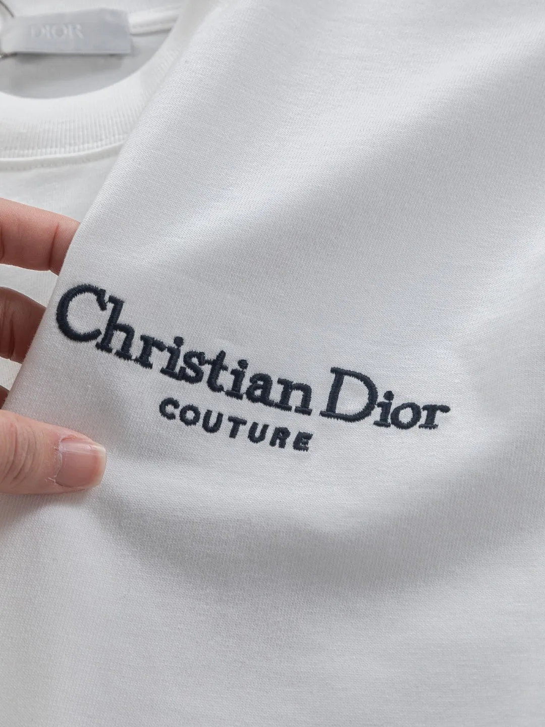 🅿️200 DIOR Dior Dior CD micro wide version S-XL Dior 26ss official website is always unbeatable classic style permanent boutique counter timeless classic style simple letter logo on chest🪡 embroidery + velvet simple letter logo on back🪡 embroidered logo heavy craftsmanship same style for men and women short-sleeved T-shirt, cotton blended terry jersey fabric, original development This is from the 2025 beachwear limited series. The full-logo jacquard towel highlights the classic Obliave flower. It is matched with an S-shaped round neck and topstitching. It is unique. The whole body is decorated with obliqve jacquard. The ribbed round neck is matched with V-shaped topstitching. Customized accessories. The whole body is customized and developed according to the Y-panel... Complete with three standards, it can control various styles and pay tribute to Dior's historic year! Coupled with the blessing of full-flower cotton material, both the upper body comfort and the existence are unparalleled. It can be said to be a must-have companion in summer. The excellent breathability and comfortable wearing feeling are unparalleled~ Recommended! ! Same style for men and women! Color: Black White Size: S-XL Size chart: S: Shoulder width 50-Bust 56-Length 70 M: Shoulder width 52-Bust 57-Length 72 L: Shoulder width 54-Bust 59-Length 74 XL: Shoulder width 56-Bust 62-Length 76