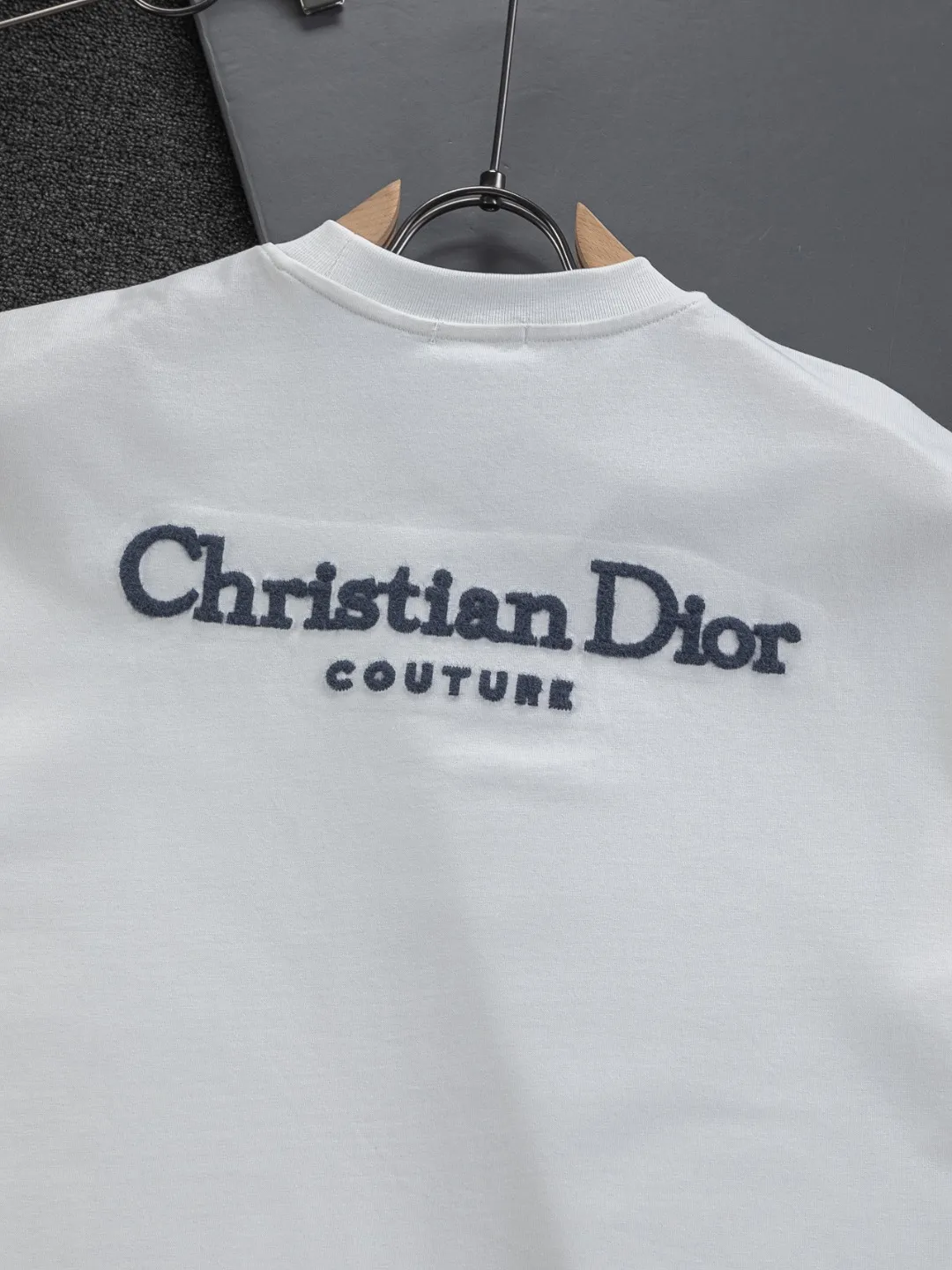 🅿️200 DIOR Dior Dior CD micro wide version S-XL Dior 26ss official website is always unbeatable classic style permanent boutique counter timeless classic style simple letter logo on chest🪡 embroidery + velvet simple letter logo on back🪡 embroidered logo heavy craftsmanship same style for men and women short-sleeved T-shirt, cotton blended terry jersey fabric, original development This is from the 2025 beachwear limited series. The full-logo jacquard towel highlights the classic Obliave flower. It is matched with an S-shaped round neck and topstitching. It is unique. The whole body is decorated with obliqve jacquard. The ribbed round neck is matched with V-shaped topstitching. Customized accessories. The whole body is customized and developed according to the Y-panel... Complete with three standards, it can control various styles and pay tribute to Dior's historic year! Coupled with the blessing of full-flower cotton material, both the upper body comfort and the existence are unparalleled. It can be said to be a must-have companion in summer. The excellent breathability and comfortable wearing feeling are unparalleled~ Recommended! ! Same style for men and women! Color: Black White Size: S-XL Size chart: S: Shoulder width 50-Bust 56-Length 70 M: Shoulder width 52-Bust 57-Length 72 L: Shoulder width 54-Bust 59-Length 74 XL: Shoulder width 56-Bust 62-Length 76