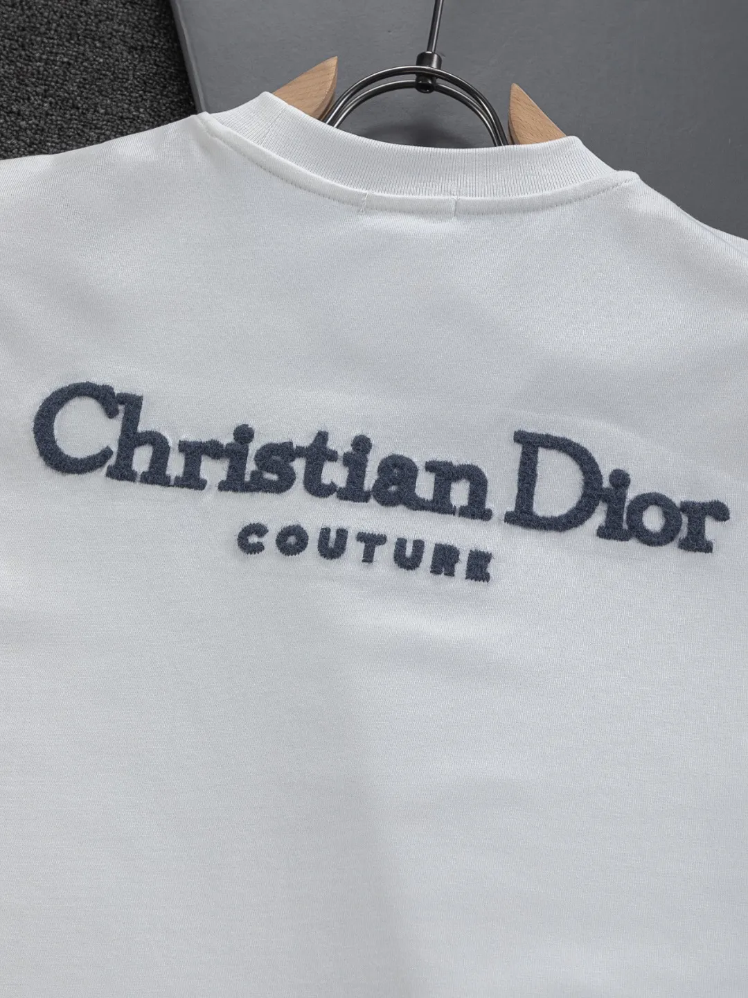 🅿️200 DIOR Dior Dior CD micro wide version S-XL Dior 26ss official website is always unbeatable classic style permanent boutique counter timeless classic style simple letter logo on chest🪡 embroidery + velvet simple letter logo on back🪡 embroidered logo heavy craftsmanship same style for men and women short-sleeved T-shirt, cotton blended terry jersey fabric, original development This is from the 2025 beachwear limited series. The full-logo jacquard towel highlights the classic Obliave flower. It is matched with an S-shaped round neck and topstitching. It is unique. The whole body is decorated with obliqve jacquard. The ribbed round neck is matched with V-shaped topstitching. Customized accessories. The whole body is customized and developed according to the Y-panel... Complete with three standards, it can control various styles and pay tribute to Dior's historic year! Coupled with the blessing of full-flower cotton material, both the upper body comfort and the existence are unparalleled. It can be said to be a must-have companion in summer. The excellent breathability and comfortable wearing feeling are unparalleled~ Recommended! ! Same style for men and women! Color: Black White Size: S-XL Size chart: S: Shoulder width 50-Bust 56-Length 70 M: Shoulder width 52-Bust 57-Length 72 L: Shoulder width 54-Bust 59-Length 74 XL: Shoulder width 56-Bust 62-Length 76