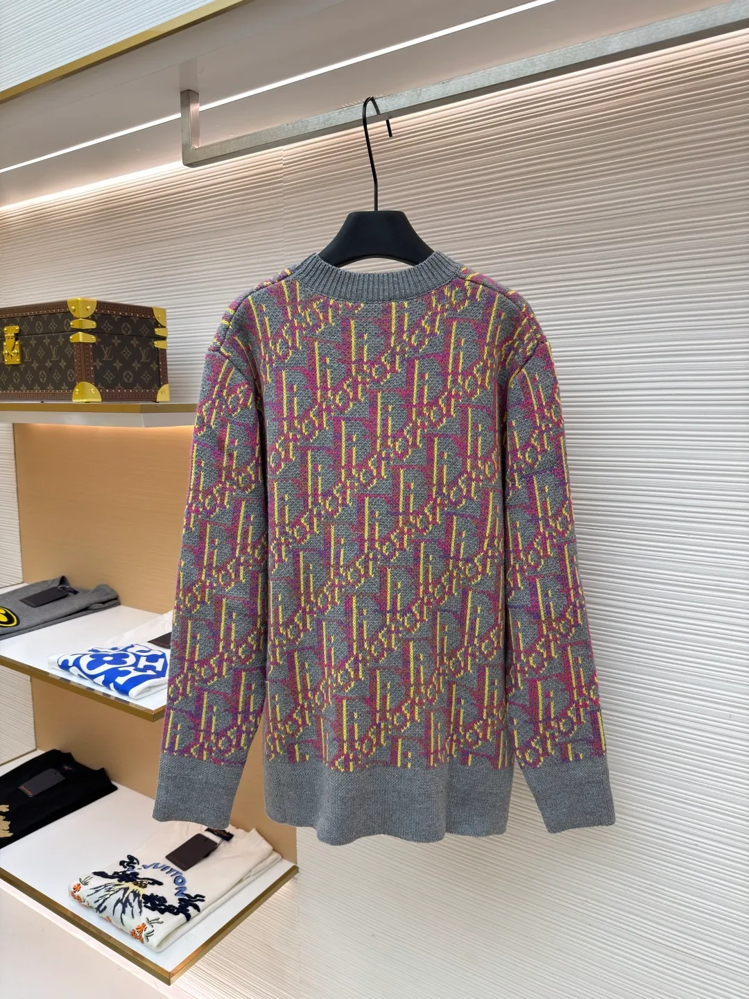 Dior old flower all-over jacquard knitted sweater ●Original version: 14000 purchased and developed ●Item number: 1682052-B00 ●Fabric: wool blended fabric ●Technology: knitted jacquard production ●Version: fitted version ●Weight: about 745 grams ●Size: S-M-L-XL ●Description: It is made of 55 wool blended material, 55% wool and 45% cotton. The weaving method is 10-count medium-thick and fine-grain. It is woven on an imported wool loom. The clothes are washed in general. The washing water can effectively remove the odor of the clothes, while also increasing the feel of the clothes and fixing the shape of the clothes. This knitwear reinterprets Dior's classic Oblique print. Crafted from sheep wool jacquard with ribbed details for a classic silhouette. Can be paired with a variety of outfits to show off your personality. The overall wiring is straight and delicate, the fabric is comfortable and soft, and the color is consistent without color difference. It can be matched with the same style to create a fashionable look and control various occasions. Customized accessories, complete with three standards, same style for men and women!
