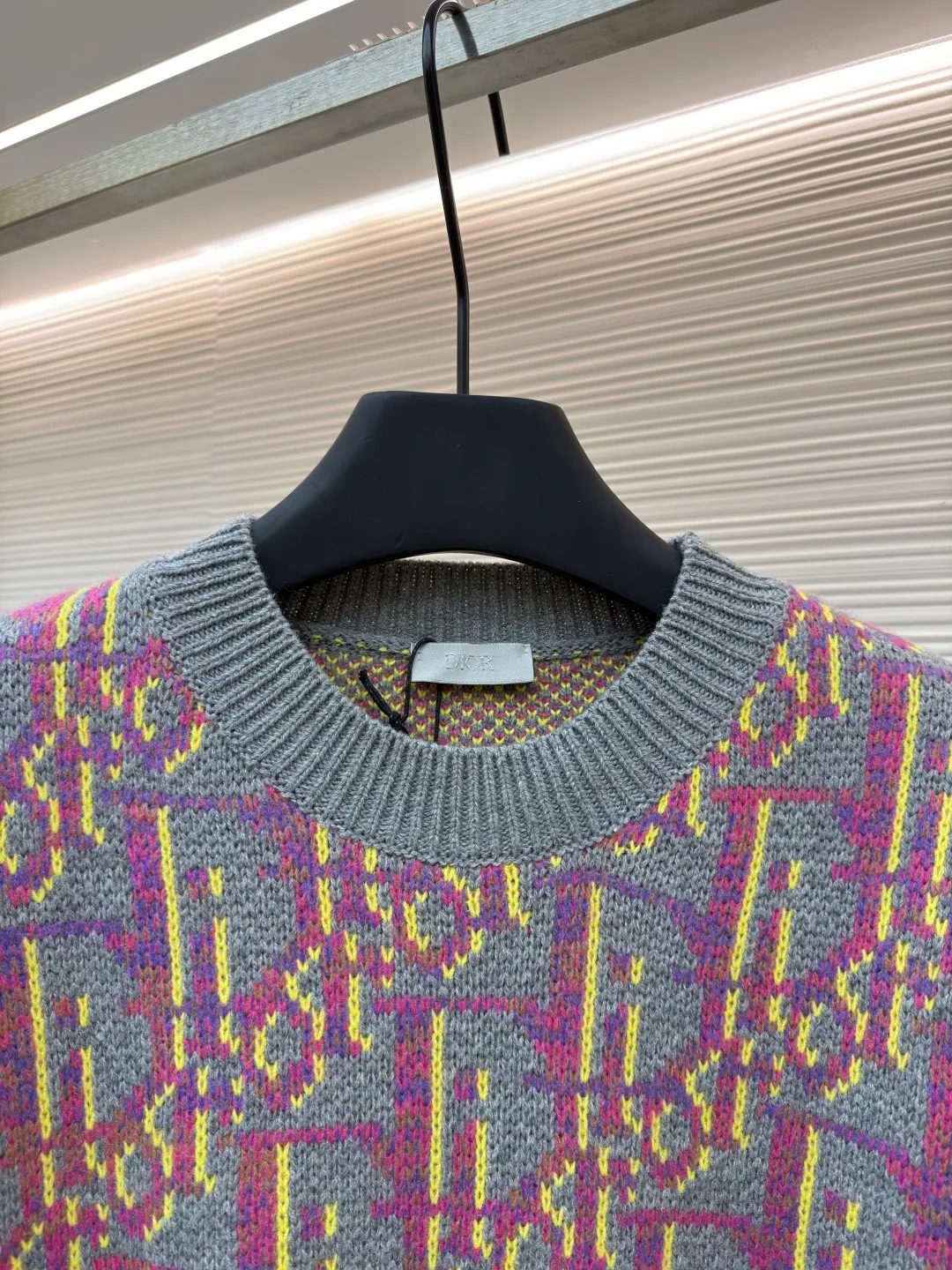 Dior old flower all-over jacquard knitted sweater ●Original version: 14000 purchased and developed ●Item number: 1682052-B00 ●Fabric: wool blended fabric ●Technology: knitted jacquard production ●Version: fitted version ●Weight: about 745 grams ●Size: S-M-L-XL ●Description: It is made of 55 wool blended material, 55% wool and 45% cotton. The weaving method is 10-count medium-thick and fine-grain. It is woven on an imported wool loom. The clothes are washed in general. The washing water can effectively remove the odor of the clothes, while also increasing the feel of the clothes and fixing the shape of the clothes. This knitwear reinterprets Dior's classic Oblique print. Crafted from sheep wool jacquard with ribbed details for a classic silhouette. Can be paired with a variety of outfits to show off your personality. The overall wiring is straight and delicate, the fabric is comfortable and soft, and the color is consistent without color difference. It can be matched with the same style to create a fashionable look and control various occasions. Customized accessories, complete with three standards, same style for men and women!