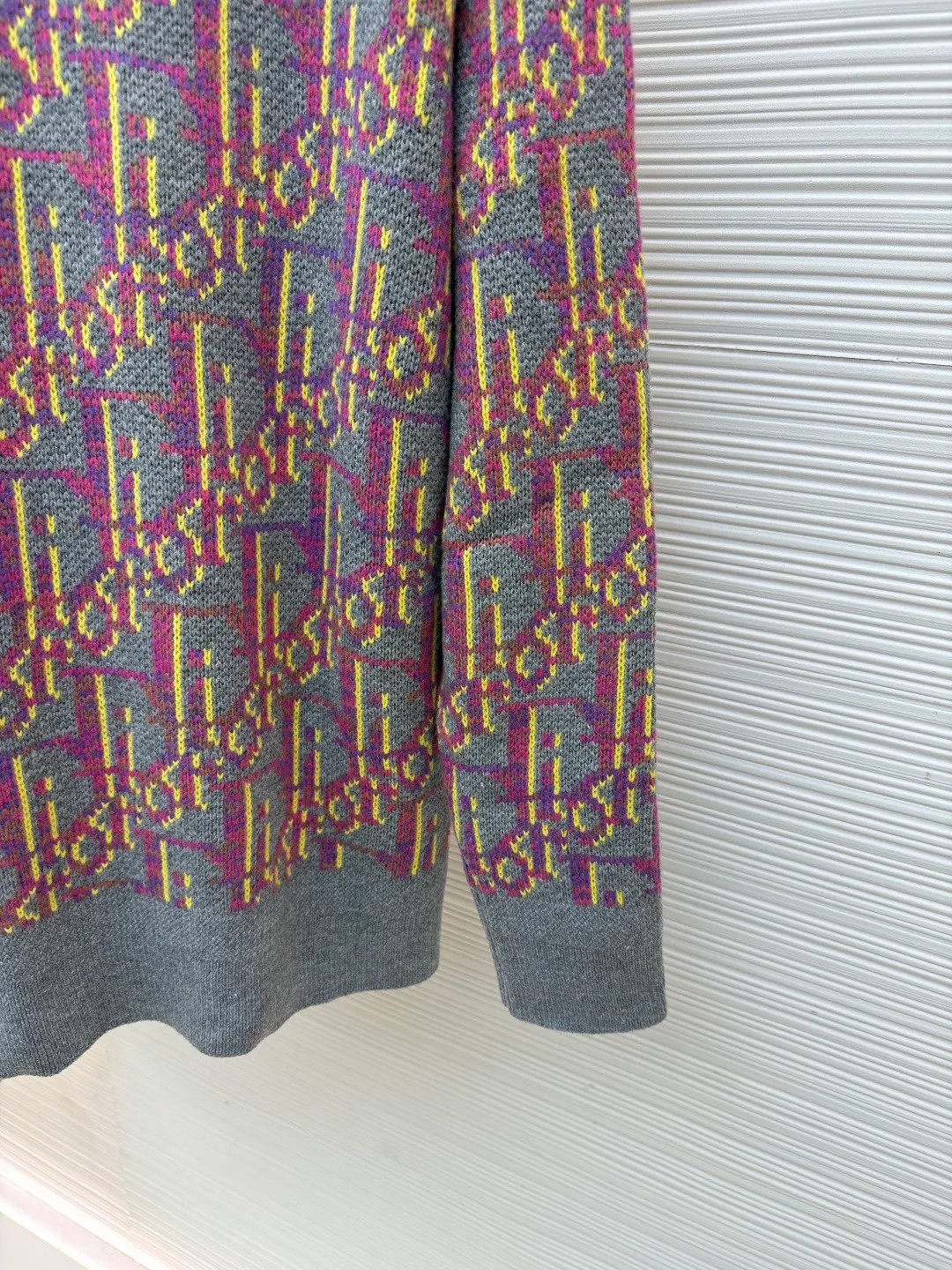Dior old flower all-over jacquard knitted sweater ●Original version: 14000 purchased and developed ●Item number: 1682052-B00 ●Fabric: wool blended fabric ●Technology: knitted jacquard production ●Version: fitted version ●Weight: about 745 grams ●Size: S-M-L-XL ●Description: It is made of 55 wool blended material, 55% wool and 45% cotton. The weaving method is 10-count medium-thick and fine-grain. It is woven on an imported wool loom. The clothes are washed in general. The washing water can effectively remove the odor of the clothes, while also increasing the feel of the clothes and fixing the shape of the clothes. This knitwear reinterprets Dior's classic Oblique print. Crafted from sheep wool jacquard with ribbed details for a classic silhouette. Can be paired with a variety of outfits to show off your personality. The overall wiring is straight and delicate, the fabric is comfortable and soft, and the color is consistent without color difference. It can be matched with the same style to create a fashionable look and control various occasions. Customized accessories, complete with three standards, same style for men and women!