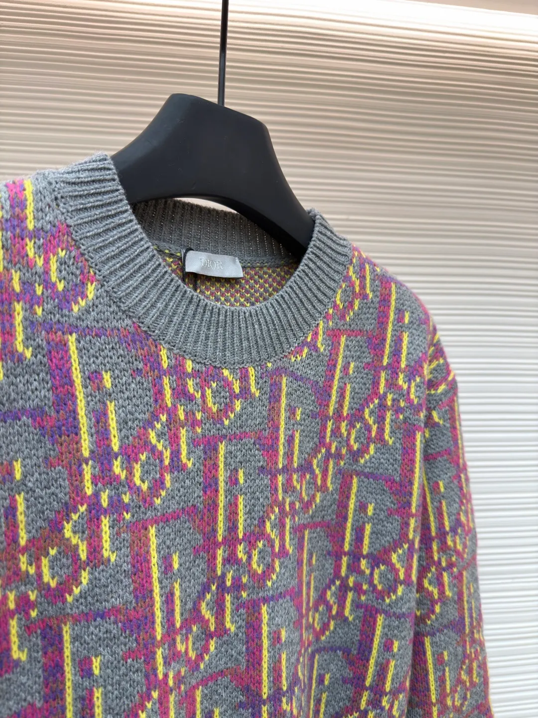 Dior old flower all-over jacquard knitted sweater ●Original version: 14000 purchased and developed ●Item number: 1682052-B00 ●Fabric: wool blended fabric ●Technology: knitted jacquard production ●Version: fitted version ●Weight: about 745 grams ●Size: S-M-L-XL ●Description: It is made of 55 wool blended material, 55% wool and 45% cotton. The weaving method is 10-count medium-thick and fine-grain. It is woven on an imported wool loom. The clothes are washed in general. The washing water can effectively remove the odor of the clothes, while also increasing the feel of the clothes and fixing the shape of the clothes. This knitwear reinterprets Dior's classic Oblique print. Crafted from sheep wool jacquard with ribbed details for a classic silhouette. Can be paired with a variety of outfits to show off your personality. The overall wiring is straight and delicate, the fabric is comfortable and soft, and the color is consistent without color difference. It can be matched with the same style to create a fashionable look and control various occasions. Customized accessories, complete with three standards, same style for men and women!