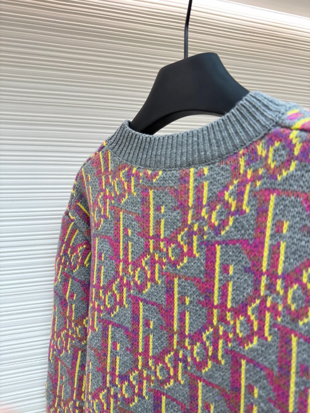 Dior old flower all-over jacquard knitted sweater ●Original version: 14000 purchased and developed ●Item number: 1682052-B00 ●Fabric: wool blended fabric ●Technology: knitted jacquard production ●Version: fitted version ●Weight: about 745 grams ●Size: S-M-L-XL ●Description: It is made of 55 wool blended material, 55% wool and 45% cotton. The weaving method is 10-count medium-thick and fine-grain. It is woven on an imported wool loom. The clothes are washed in general. The washing water can effectively remove the odor of the clothes, while also increasing the feel of the clothes and fixing the shape of the clothes. This knitwear reinterprets Dior's classic Oblique print. Crafted from sheep wool jacquard with ribbed details for a classic silhouette. Can be paired with a variety of outfits to show off your personality. The overall wiring is straight and delicate, the fabric is comfortable and soft, and the color is consistent without color difference. It can be matched with the same style to create a fashionable look and control various occasions. Customized accessories, complete with three standards, same style for men and women!