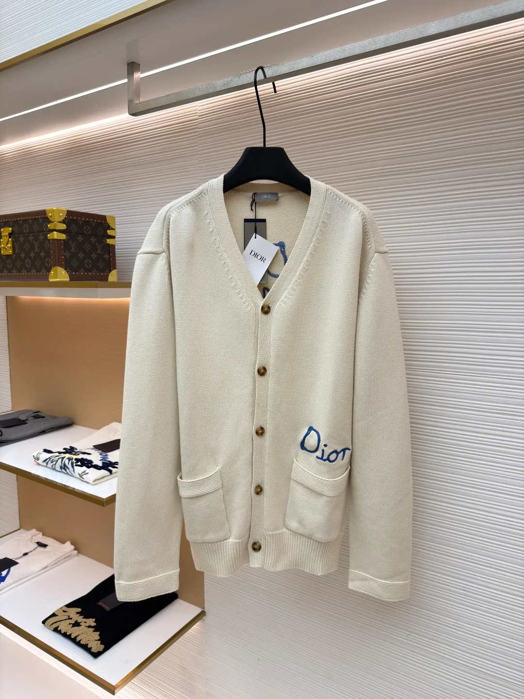 DIOR friend embroidered cotton blend button cardigan ●Original version: Purchased and developed for 17500 ●Item number: 1681104-B40 ●Fabric: nylon fabric ●Technology: embroidery production ●Version: Loose fit ●Weight: about 805 grams ●Size: S-M-L-XL ●Description: Made of 40-count cotton yarn and 62% cotton. It is mixed with 38% polyester. The two types of wool are mixed and woven to effectively make the upper body more three-dimensional. The embroidery uses wool yarn high-density embroidery technology, and the front numbers are all embroidered with the joint series LOGO. The number of stitches is about 12,000. The buttons are made of natural horn buttons with the brand's logo on them. This cardigan displays the Dior For My Real Friends logo from the DIOR AND HYLTON NEL collaboration. Crafted from white cotton-blend jersey with embroidery on the front and back, button fastening and ribbed trims. It can add style to any look. The overall wiring is straight and delicate, the fabric is comfortable and soft, and the color is consistent without color difference. It can be matched with the same style to create a fashionable look and control various occasions. Customized accessories, complete with three standards, same style for men and women!