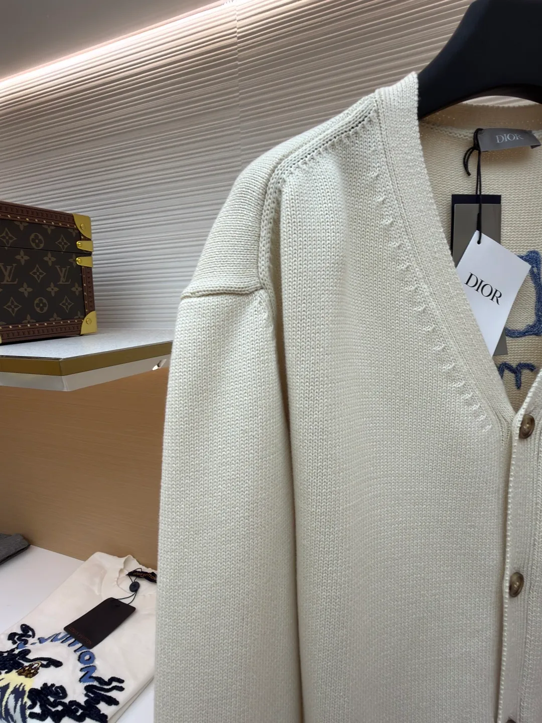 DIOR friend embroidered cotton blend button cardigan ●Original version: Purchased and developed for 17500 ●Item number: 1681104-B40 ●Fabric: nylon fabric ●Technology: embroidery production ●Version: Loose fit ●Weight: about 805 grams ●Size: S-M-L-XL ●Description: Made of 40-count cotton yarn and 62% cotton. It is mixed with 38% polyester. The two types of wool are mixed and woven to effectively make the upper body more three-dimensional. The embroidery uses wool yarn high-density embroidery technology, and the front numbers are all embroidered with the joint series LOGO. The number of stitches is about 12,000. The buttons are made of natural horn buttons with the brand's logo on them. This cardigan displays the Dior For My Real Friends logo from the DIOR AND HYLTON NEL collaboration. Crafted from white cotton-blend jersey with embroidery on the front and back, button fastening and ribbed trims. It can add style to any look. The overall wiring is straight and delicate, the fabric is comfortable and soft, and the color is consistent without color difference. It can be matched with the same style to create a fashionable look and control various occasions. Customized accessories, complete with three standards, same style for men and women!