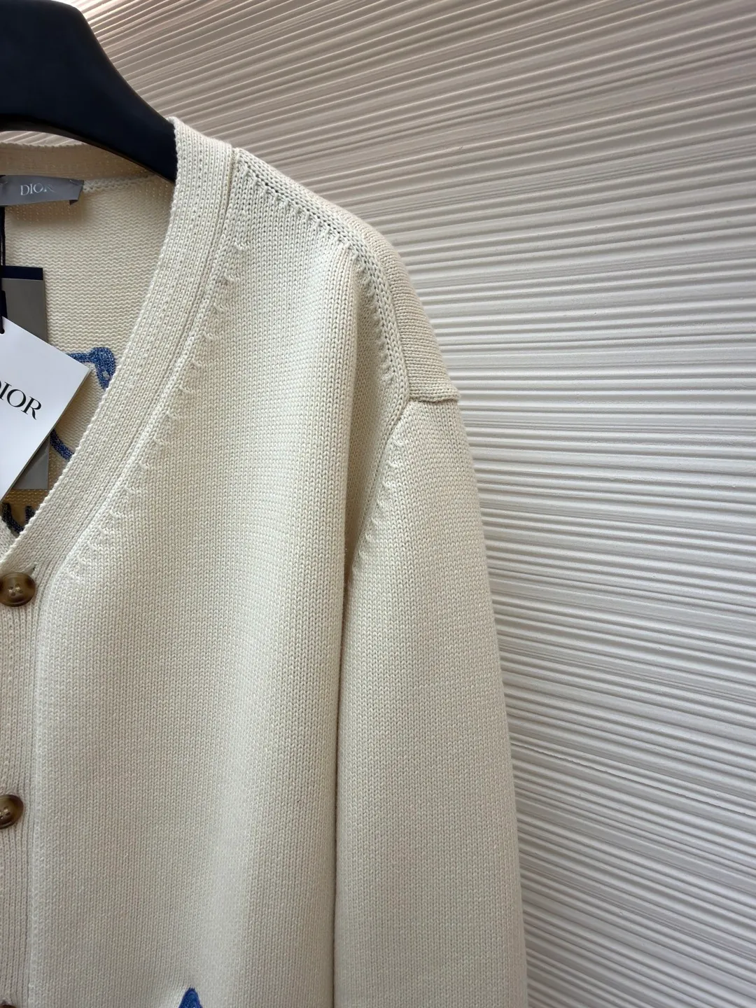 DIOR friend embroidered cotton blend button cardigan ●Original version: Purchased and developed for 17500 ●Item number: 1681104-B40 ●Fabric: nylon fabric ●Technology: embroidery production ●Version: Loose fit ●Weight: about 805 grams ●Size: S-M-L-XL ●Description: Made of 40-count cotton yarn and 62% cotton. It is mixed with 38% polyester. The two types of wool are mixed and woven to effectively make the upper body more three-dimensional. The embroidery uses wool yarn high-density embroidery technology, and the front numbers are all embroidered with the joint series LOGO. The number of stitches is about 12,000. The buttons are made of natural horn buttons with the brand's logo on them. This cardigan displays the Dior For My Real Friends logo from the DIOR AND HYLTON NEL collaboration. Crafted from white cotton-blend jersey with embroidery on the front and back, button fastening and ribbed trims. It can add style to any look. The overall wiring is straight and delicate, the fabric is comfortable and soft, and the color is consistent without color difference. It can be matched with the same style to create a fashionable look and control various occasions. Customized accessories, complete with three standards, same style for men and women!