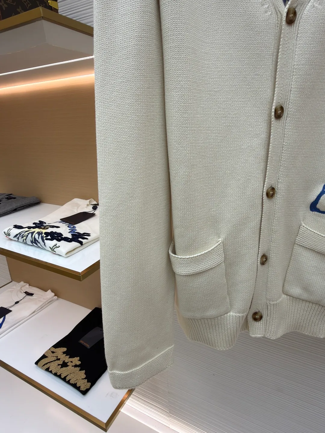 DIOR friend embroidered cotton blend button cardigan ●Original version: Purchased and developed for 17500 ●Item number: 1681104-B40 ●Fabric: nylon fabric ●Technology: embroidery production ●Version: Loose fit ●Weight: about 805 grams ●Size: S-M-L-XL ●Description: Made of 40-count cotton yarn and 62% cotton. It is mixed with 38% polyester. The two types of wool are mixed and woven to effectively make the upper body more three-dimensional. The embroidery uses wool yarn high-density embroidery technology, and the front numbers are all embroidered with the joint series LOGO. The number of stitches is about 12,000. The buttons are made of natural horn buttons with the brand's logo on them. This cardigan displays the Dior For My Real Friends logo from the DIOR AND HYLTON NEL collaboration. Crafted from white cotton-blend jersey with embroidery on the front and back, button fastening and ribbed trims. It can add style to any look. The overall wiring is straight and delicate, the fabric is comfortable and soft, and the color is consistent without color difference. It can be matched with the same style to create a fashionable look and control various occasions. Customized accessories, complete with three standards, same style for men and women!