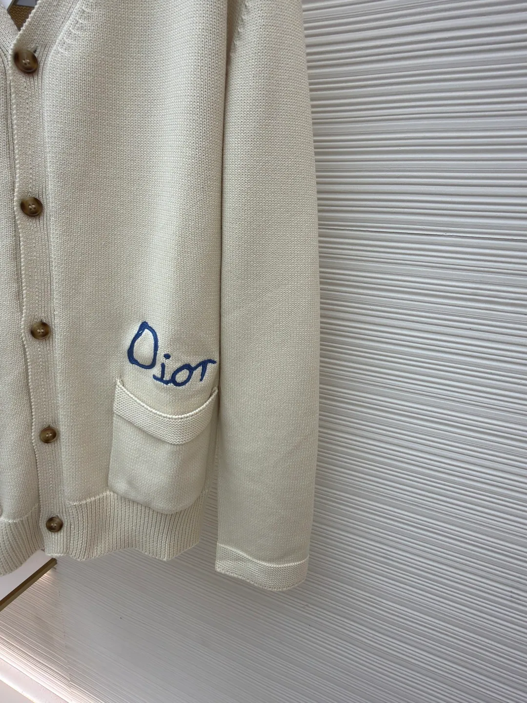 DIOR friend embroidered cotton blend button cardigan ●Original version: Purchased and developed for 17500 ●Item number: 1681104-B40 ●Fabric: nylon fabric ●Technology: embroidery production ●Version: Loose fit ●Weight: about 805 grams ●Size: S-M-L-XL ●Description: Made of 40-count cotton yarn and 62% cotton. It is mixed with 38% polyester. The two types of wool are mixed and woven to effectively make the upper body more three-dimensional. The embroidery uses wool yarn high-density embroidery technology, and the front numbers are all embroidered with the joint series LOGO. The number of stitches is about 12,000. The buttons are made of natural horn buttons with the brand's logo on them. This cardigan displays the Dior For My Real Friends logo from the DIOR AND HYLTON NEL collaboration. Crafted from white cotton-blend jersey with embroidery on the front and back, button fastening and ribbed trims. It can add style to any look. The overall wiring is straight and delicate, the fabric is comfortable and soft, and the color is consistent without color difference. It can be matched with the same style to create a fashionable look and control various occasions. Customized accessories, complete with three standards, same style for men and women!