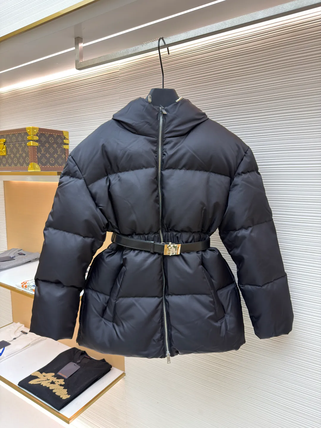 Prada Nylon Recycled Belt Down Jacket [Women's Clothing] ●Original version: Purchased and developed by 14877 ●Item number: 1681479-E20 ●Material: white duck down fabric ●Technology: mechanical down filling ●Color: black ●Type: fitted version ●Weight: about 1085 grams ●Size: 36-38-40 ●Description: The magic touch of this Prada down jacket is the leather belt with superior texture! Not only can it easily create a stunning "ant waist", but it can also be freely adjusted to make you look slimmer and taller in one step. Wearing a down jacket in winter is no longer afraid of turning into a dumpling, but it is exquisite down to the details️! The fabric still uses Prada's signature Re-Nylon regenerated nylon, which is environmentally friendly and high-end. It is wear-resistant and windproof and has a smooth feel. The interior is filled with light down, which is warm and not heavy. The collision of leather belt and regenerated nylon combines elegance and functionality, and is full of "big brand quality" from head to toe ~ put on the belt and you will become a curvy goddess in an instant; wear it open and still look stylish. Easily style it with boots, leggings, or a dress. This winter, it’s time to be warm and beautiful! The overall wiring is straight and delicate, the fabric is comfortable and soft, and the color is consistent without color difference. It can be matched with the same style to create a fashionable look and control various occasions. Customized accessories, complete with three standards, same style for men and women!