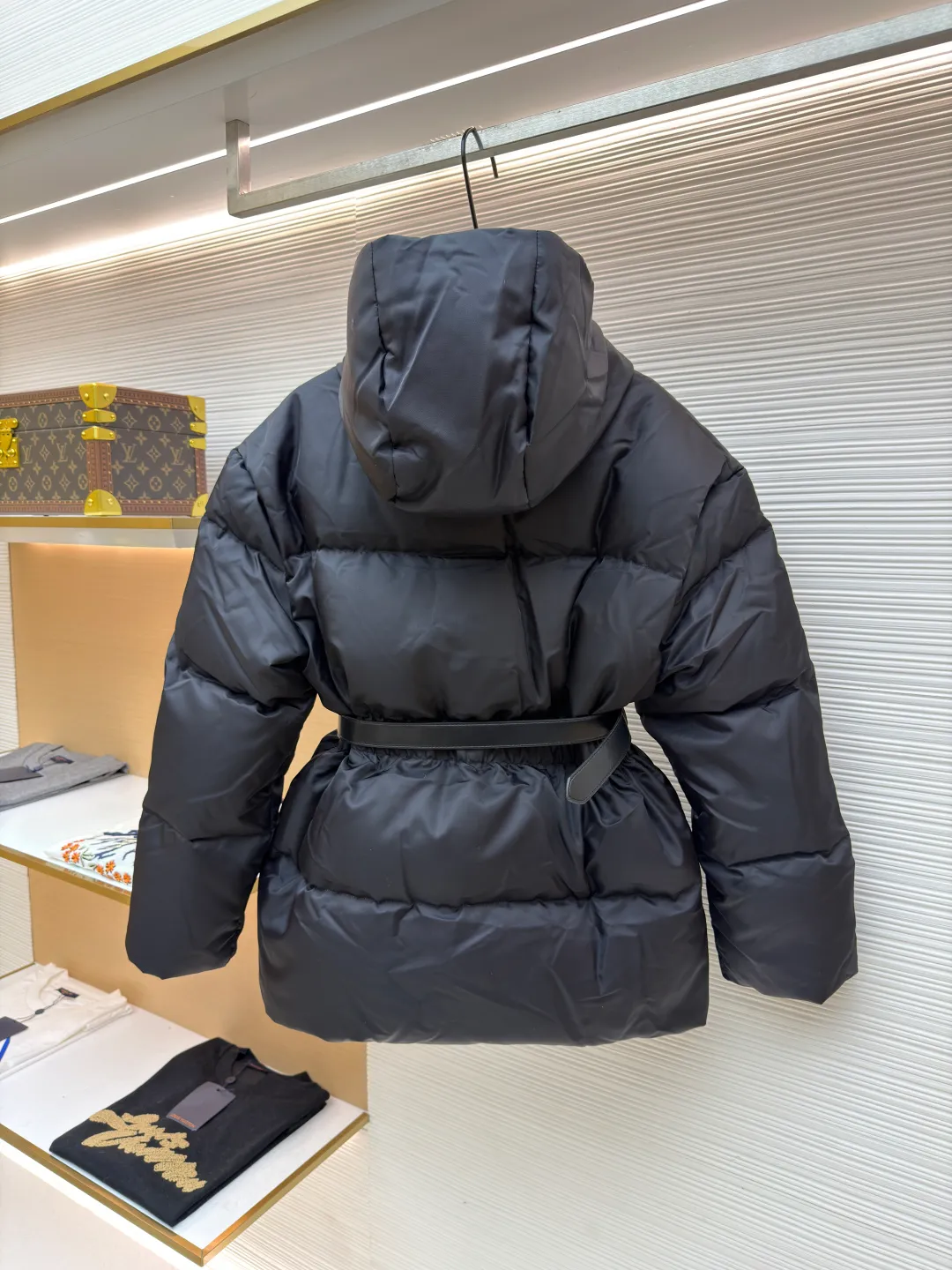 Prada Nylon Recycled Belt Down Jacket [Women's Clothing] ●Original version: Purchased and developed by 14877 ●Item number: 1681479-E20 ●Material: white duck down fabric ●Technology: mechanical down filling ●Color: black ●Type: fitted version ●Weight: about 1085 grams ●Size: 36-38-40 ●Description: The magic touch of this Prada down jacket is the leather belt with superior texture! Not only can it easily create a stunning "ant waist", but it can also be freely adjusted to make you look slimmer and taller in one step. Wearing a down jacket in winter is no longer afraid of turning into a dumpling, but it is exquisite down to the details️! The fabric still uses Prada's signature Re-Nylon regenerated nylon, which is environmentally friendly and high-end. It is wear-resistant and windproof and has a smooth feel. The interior is filled with light down, which is warm and not heavy. The collision of leather belt and regenerated nylon combines elegance and functionality, and is full of "big brand quality" from head to toe ~ put on the belt and you will become a curvy goddess in an instant; wear it open and still look stylish. Easily style it with boots, leggings, or a dress. This winter, it’s time to be warm and beautiful! The overall wiring is straight and delicate, the fabric is comfortable and soft, and the color is consistent without color difference. It can be matched with the same style to create a fashionable look and control various occasions. Customized accessories, complete with three standards, same style for men and women!