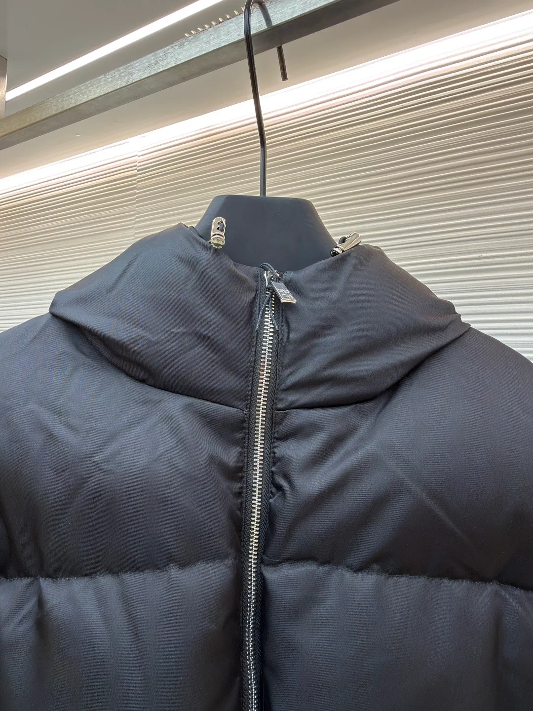 Prada Nylon Recycled Belt Down Jacket [Women's Clothing] ●Original version: Purchased and developed by 14877 ●Item number: 1681479-E20 ●Material: white duck down fabric ●Technology: mechanical down filling ●Color: black ●Type: fitted version ●Weight: about 1085 grams ●Size: 36-38-40 ●Description: The magic touch of this Prada down jacket is the leather belt with superior texture! Not only can it easily create a stunning "ant waist", but it can also be freely adjusted to make you look slimmer and taller in one step. Wearing a down jacket in winter is no longer afraid of turning into a dumpling, but it is exquisite down to the details️! The fabric still uses Prada's signature Re-Nylon regenerated nylon, which is environmentally friendly and high-end. It is wear-resistant and windproof and has a smooth feel. The interior is filled with light down, which is warm and not heavy. The collision of leather belt and regenerated nylon combines elegance and functionality, and is full of "big brand quality" from head to toe ~ put on the belt and you will become a curvy goddess in an instant; wear it open and still look stylish. Easily style it with boots, leggings, or a dress. This winter, it’s time to be warm and beautiful! The overall wiring is straight and delicate, the fabric is comfortable and soft, and the color is consistent without color difference. It can be matched with the same style to create a fashionable look and control various occasions. Customized accessories, complete with three standards, same style for men and women!