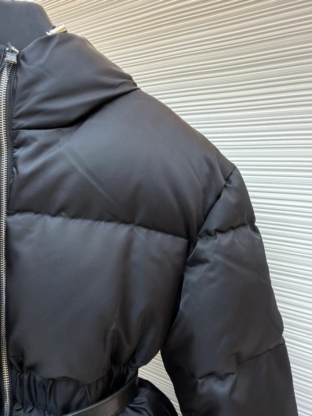 Prada Nylon Recycled Belt Down Jacket [Women's Clothing] ●Original version: Purchased and developed by 14877 ●Item number: 1681479-E20 ●Material: white duck down fabric ●Technology: mechanical down filling ●Color: black ●Type: fitted version ●Weight: about 1085 grams ●Size: 36-38-40 ●Description: The magic touch of this Prada down jacket is the leather belt with superior texture! Not only can it easily create a stunning "ant waist", but it can also be freely adjusted to make you look slimmer and taller in one step. Wearing a down jacket in winter is no longer afraid of turning into a dumpling, but it is exquisite down to the details️! The fabric still uses Prada's signature Re-Nylon regenerated nylon, which is environmentally friendly and high-end. It is wear-resistant and windproof and has a smooth feel. The interior is filled with light down, which is warm and not heavy. The collision of leather belt and regenerated nylon combines elegance and functionality, and is full of "big brand quality" from head to toe ~ put on the belt and you will become a curvy goddess in an instant; wear it open and still look stylish. Easily style it with boots, leggings, or a dress. This winter, it’s time to be warm and beautiful! The overall wiring is straight and delicate, the fabric is comfortable and soft, and the color is consistent without color difference. It can be matched with the same style to create a fashionable look and control various occasions. Customized accessories, complete with three standards, same style for men and women!