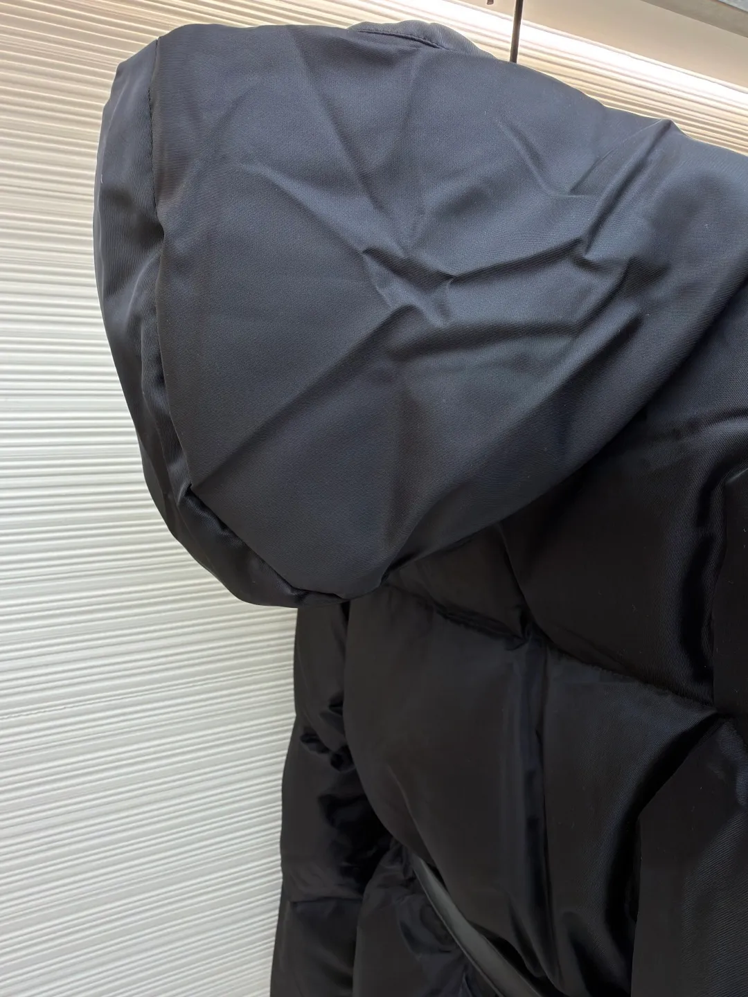 Prada Nylon Recycled Belt Down Jacket [Women's Clothing] ●Original version: Purchased and developed by 14877 ●Item number: 1681479-E20 ●Material: white duck down fabric ●Technology: mechanical down filling ●Color: black ●Type: fitted version ●Weight: about 1085 grams ●Size: 36-38-40 ●Description: The magic touch of this Prada down jacket is the leather belt with superior texture! Not only can it easily create a stunning "ant waist", but it can also be freely adjusted to make you look slimmer and taller in one step. Wearing a down jacket in winter is no longer afraid of turning into a dumpling, but it is exquisite down to the details️! The fabric still uses Prada's signature Re-Nylon regenerated nylon, which is environmentally friendly and high-end. It is wear-resistant and windproof and has a smooth feel. The interior is filled with light down, which is warm and not heavy. The collision of leather belt and regenerated nylon combines elegance and functionality, and is full of "big brand quality" from head to toe ~ put on the belt and you will become a curvy goddess in an instant; wear it open and still look stylish. Easily style it with boots, leggings, or a dress. This winter, it’s time to be warm and beautiful! The overall wiring is straight and delicate, the fabric is comfortable and soft, and the color is consistent without color difference. It can be matched with the same style to create a fashionable look and control various occasions. Customized accessories, complete with three standards, same style for men and women!