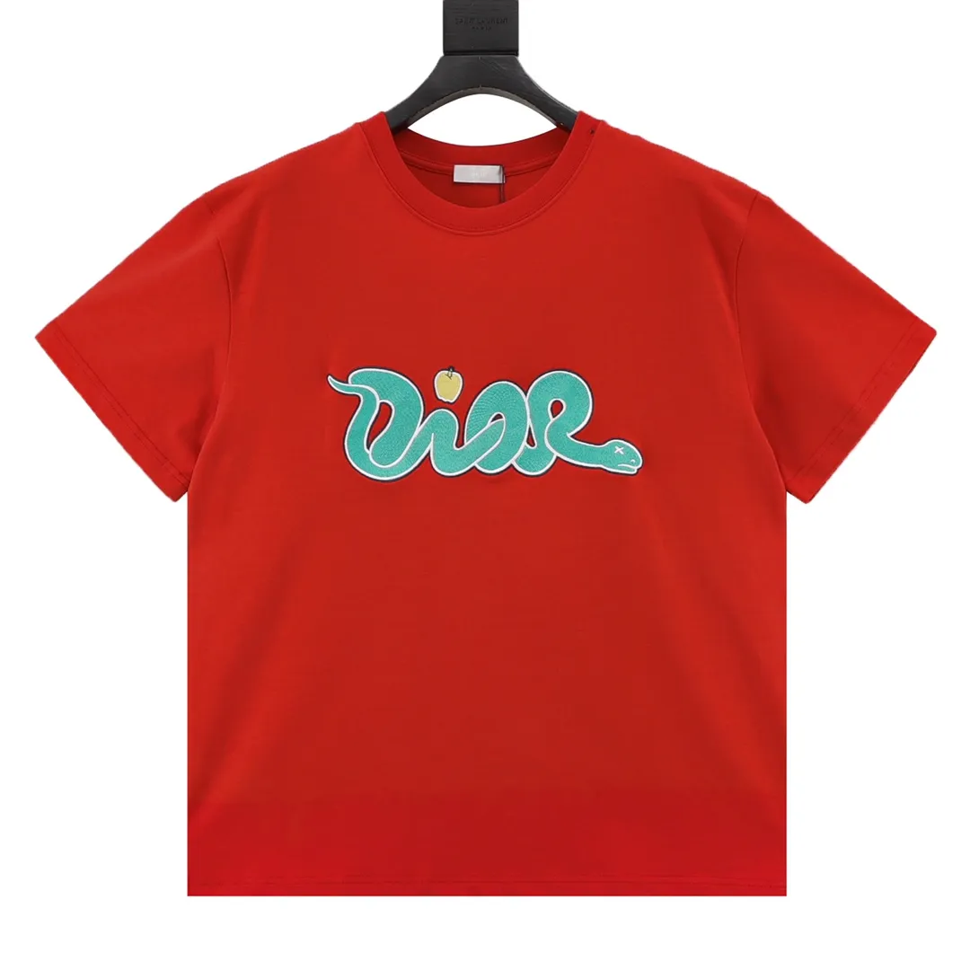 🅿️240 DIIR T-shirt from DO AND KAWS limited collection. The Year of the Snake graphic design reinterprets the classic logo. Contrasting logo patch at chest. The imported machine-made tatami embroidery technology makes the letter logo appear delicate and exquisite, enhancing the decorative effect. Use an embroidery machine to embroider the designed letter logo onto the patch. Size：XS-L
