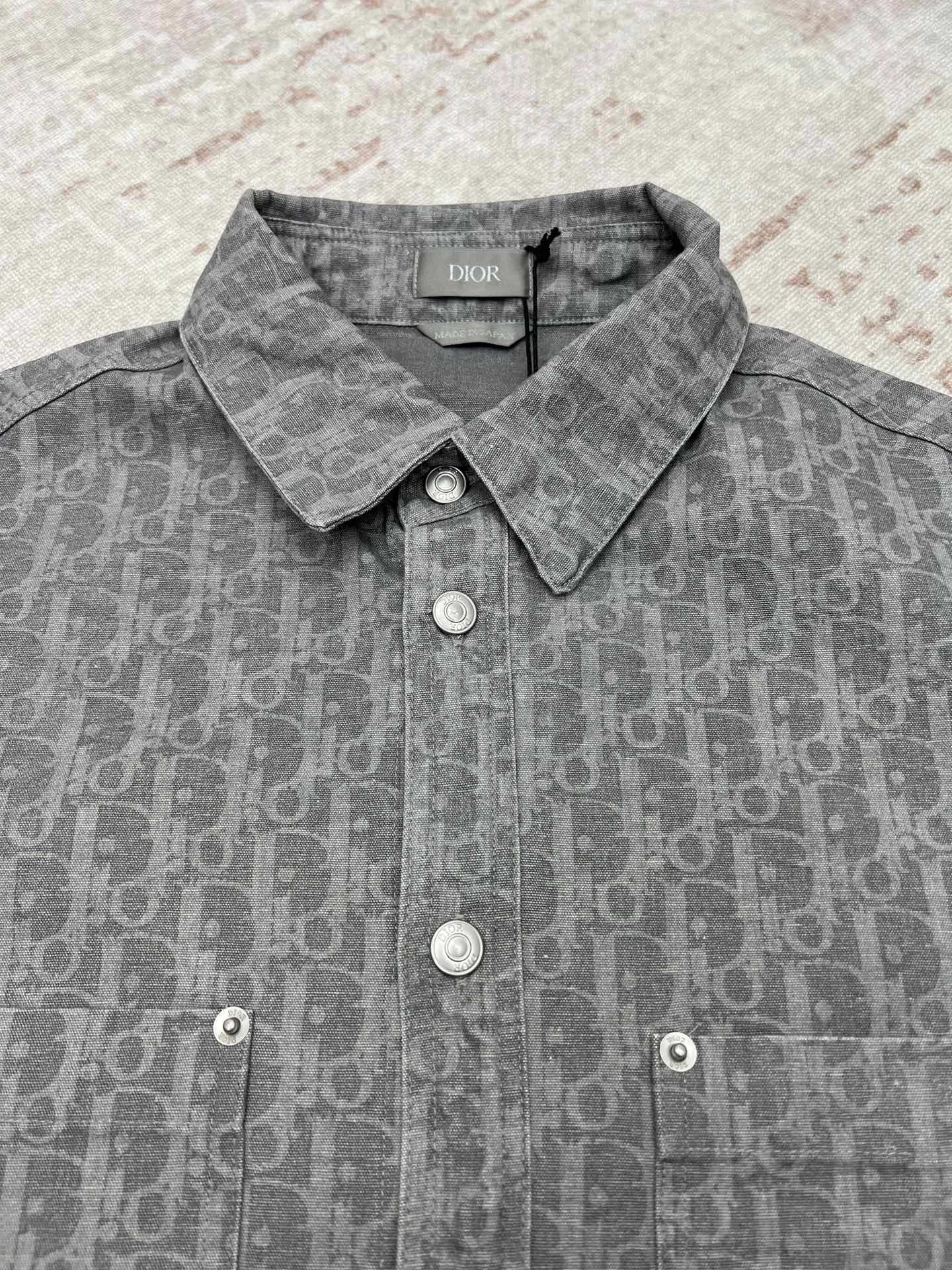 🅿️520 Dior 25ss new coat shirt is decorated with Oblique printing, a new interpretation of Dior’s classic pattern. Crafted from gray cotton denim, it features patch pockets on the chest and buttons with Dior signature. The unique minimalist design pairs well with sportswear or a more classic look. Number of yards: 39.40.41.42.