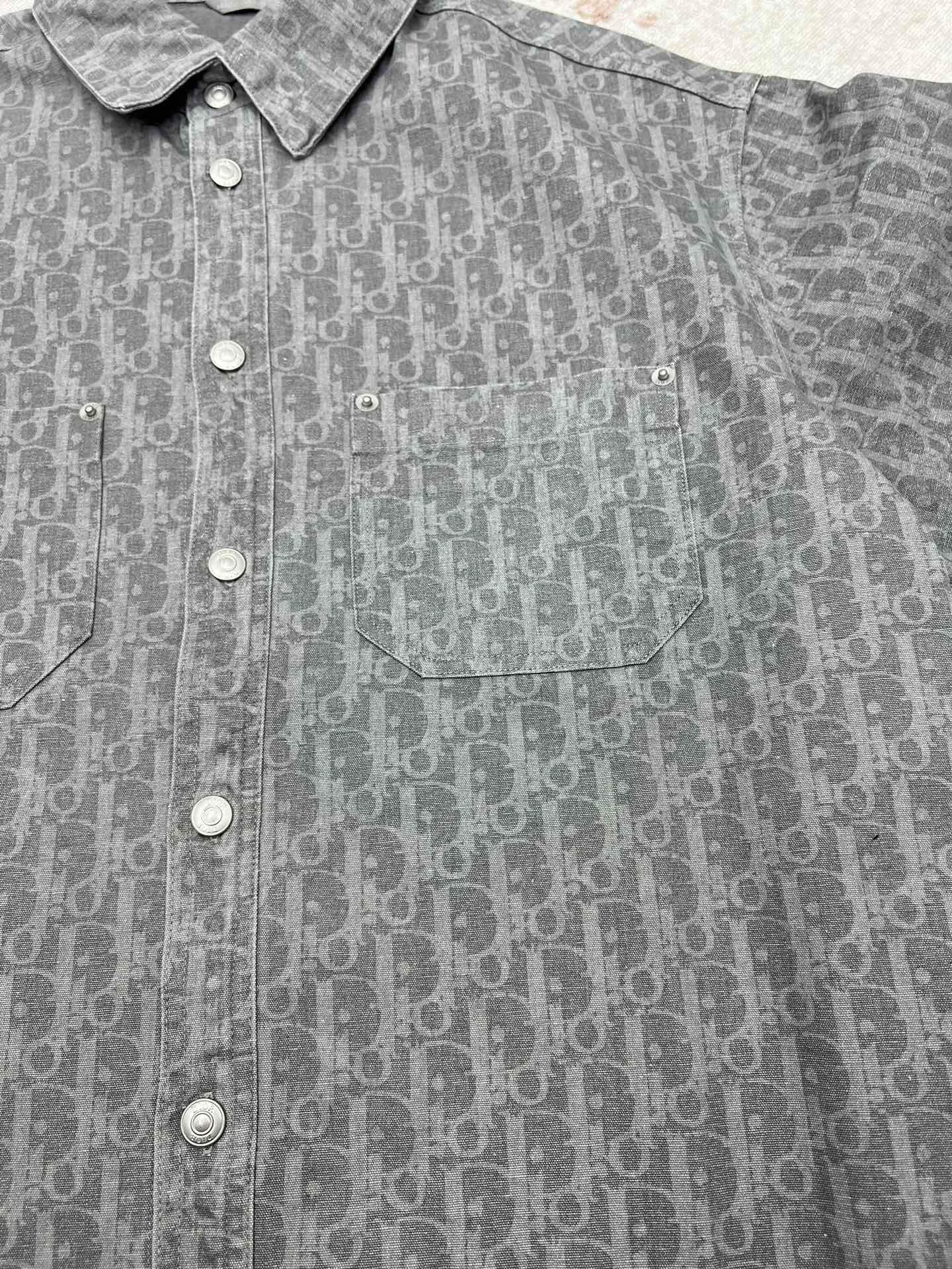 🅿️520 Dior 25ss new coat shirt is decorated with Oblique printing, a new interpretation of Dior’s classic pattern. Crafted from gray cotton denim, it features patch pockets on the chest and buttons with Dior signature. The unique minimalist design pairs well with sportswear or a more classic look. Number of yards: 39.40.41.42.