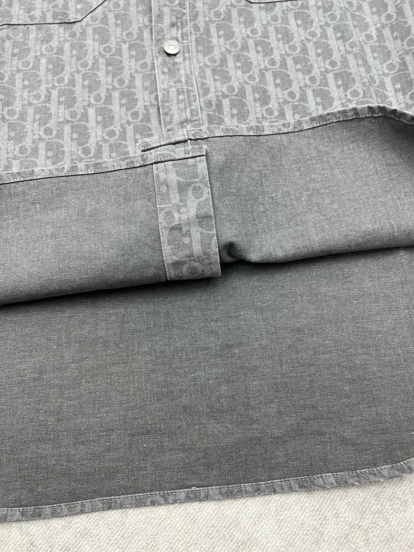 🅿️520 Dior 25ss new coat shirt is decorated with Oblique printing, a new interpretation of Dior’s classic pattern. Crafted from gray cotton denim, it features patch pockets on the chest and buttons with Dior signature. The unique minimalist design pairs well with sportswear or a more classic look. Number of yards: 39.40.41.42.