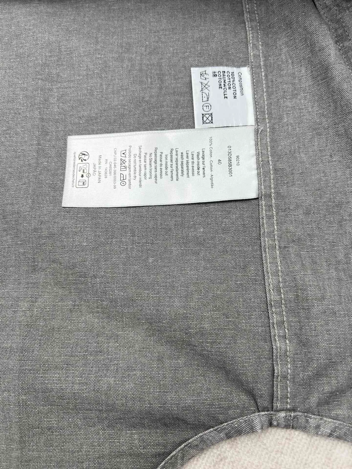 🅿️520 Dior 25ss new coat shirt is decorated with Oblique printing, a new interpretation of Dior’s classic pattern. Crafted from gray cotton denim, it features patch pockets on the chest and buttons with Dior signature. The unique minimalist design pairs well with sportswear or a more classic look. Number of yards: 39.40.41.42.