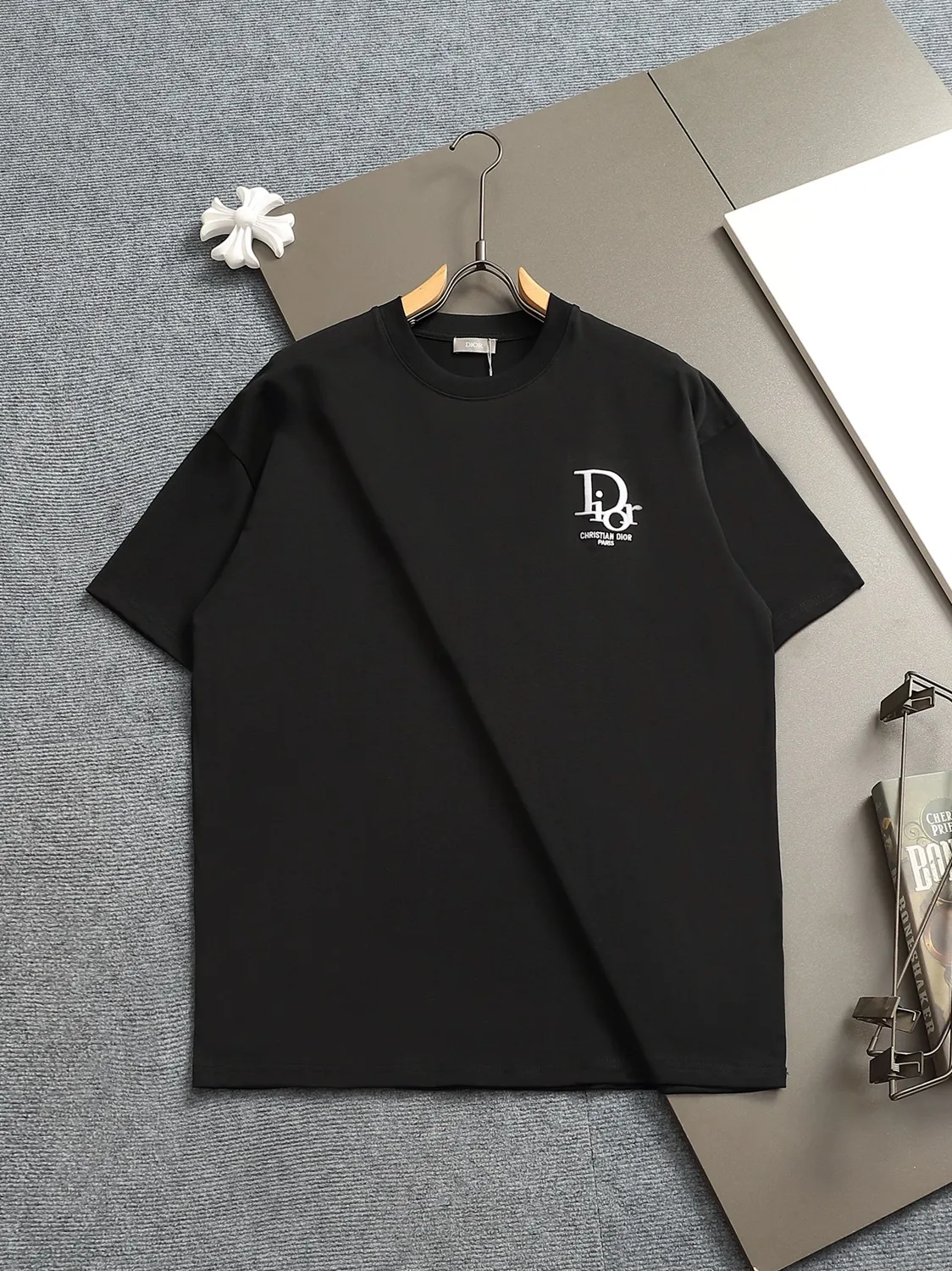 🅿️170 Dior CD micro-wide version XS-L CD 25SS new products are on sale simultaneously on the official website logo printing 🪡 embroidered logo pattern As the leader in the luxury world, the D family is well-deserved. The first thing that catches the eye is the loose and comfortable black and white solid color version of the piece we are going to talk about today. The ribbed round collar has become the best modification of its version, and the D family has the upper body LOGO listed on the front, and the unique embroidery design of the letter logo patch highlights the texture! The most traditional modification method combined with the simplest color scale contrast forms the strongest and direct contrast, and this is often the most concise and clear minimalist modification method~~A nostalgic classic atmosphere also spreads in this work inadvertently! ! The CD logo patch embroidery on the front is a unique tribute to Dior's historic year! Coupled with the blessing of 270 grams of cotton material, both the upper body comfort and the existence are unparalleled. It can be said to be a must-have companion in summer. The excellent breathability and comfortable wearing feeling are unparalleled~ Recommended! ! Color: Black White Two-tone Size: XS S M L Size chart:
