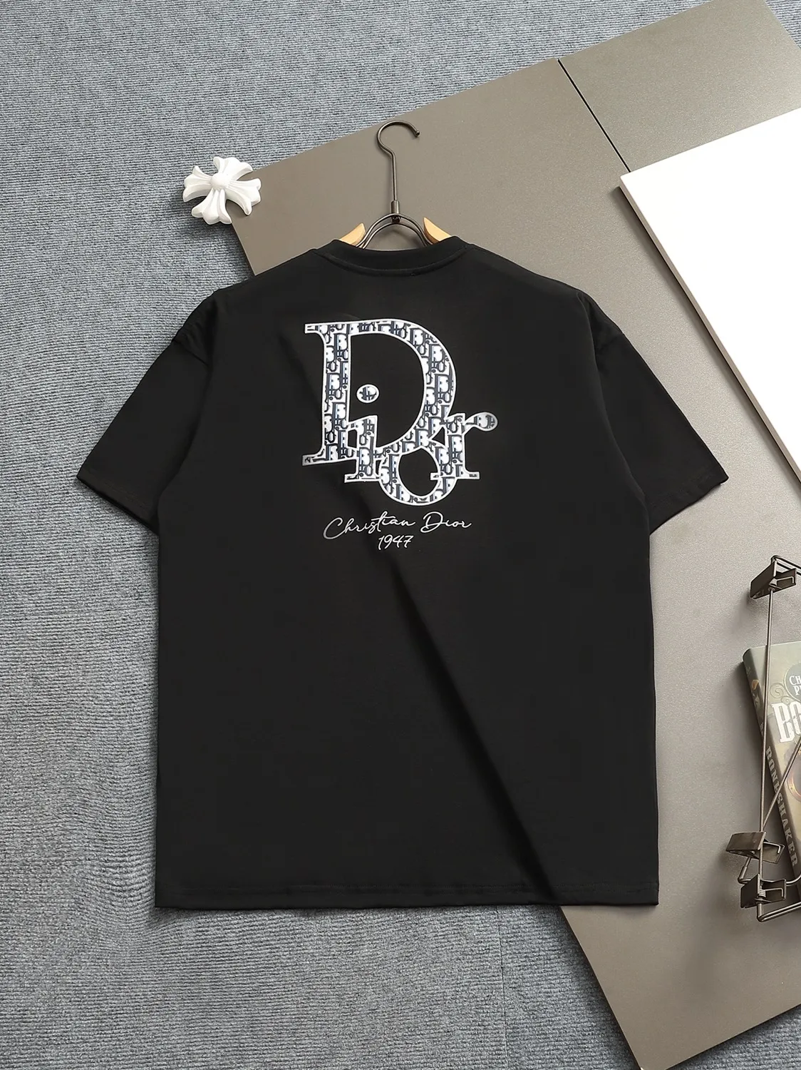 🅿️170 Dior CD micro-wide version XS-L CD 25SS new products are on sale simultaneously on the official website logo printing 🪡 embroidered logo pattern As the leader in the luxury world, the D family is well-deserved. The first thing that catches the eye is the loose and comfortable black and white solid color version of the piece we are going to talk about today. The ribbed round collar has become the best modification of its version, and the D family has the upper body LOGO listed on the front, and the unique embroidery design of the letter logo patch highlights the texture! The most traditional modification method combined with the simplest color scale contrast forms the strongest and direct contrast, and this is often the most concise and clear minimalist modification method~~A nostalgic classic atmosphere also spreads in this work inadvertently! ! The CD logo patch embroidery on the front is a unique tribute to Dior's historic year! Coupled with the blessing of 270 grams of cotton material, both the upper body comfort and the existence are unparalleled. It can be said to be a must-have companion in summer. The excellent breathability and comfortable wearing feeling are unparalleled~ Recommended! ! Color: Black White Two-tone Size: XS S M L Size chart:
