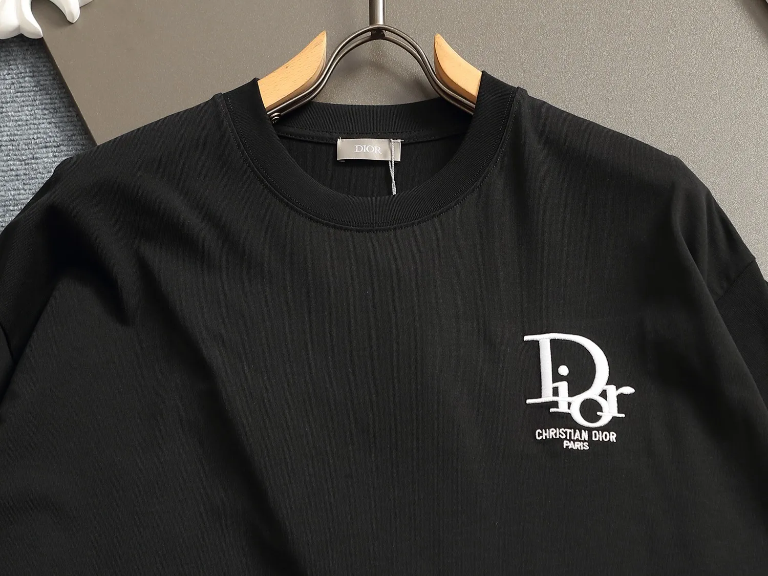 🅿️170 Dior CD micro-wide version XS-L CD 25SS new products are on sale simultaneously on the official website logo printing 🪡 embroidered logo pattern As the leader in the luxury world, the D family is well-deserved. The first thing that catches the eye is the loose and comfortable black and white solid color version of the piece we are going to talk about today. The ribbed round collar has become the best modification of its version, and the D family has the upper body LOGO listed on the front, and the unique embroidery design of the letter logo patch highlights the texture! The most traditional modification method combined with the simplest color scale contrast forms the strongest and direct contrast, and this is often the most concise and clear minimalist modification method~~A nostalgic classic atmosphere also spreads in this work inadvertently! ! The CD logo patch embroidery on the front is a unique tribute to Dior's historic year! Coupled with the blessing of 270 grams of cotton material, both the upper body comfort and the existence are unparalleled. It can be said to be a must-have companion in summer. The excellent breathability and comfortable wearing feeling are unparalleled~ Recommended! ! Color: Black White Two-tone Size: XS S M L Size chart: