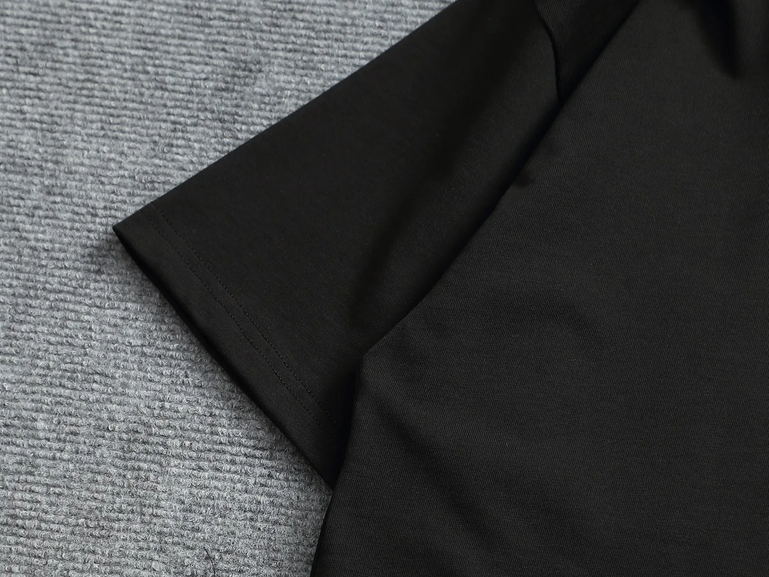 🅿️170 Dior CD micro-wide version XS-L CD 25SS new products are on sale simultaneously on the official website logo printing 🪡 embroidered logo pattern As the leader in the luxury world, the D family is well-deserved. The first thing that catches the eye is the loose and comfortable black and white solid color version of the piece we are going to talk about today. The ribbed round collar has become the best modification of its version, and the D family has the upper body LOGO listed on the front, and the unique embroidery design of the letter logo patch highlights the texture! The most traditional modification method combined with the simplest color scale contrast forms the strongest and direct contrast, and this is often the most concise and clear minimalist modification method~~A nostalgic classic atmosphere also spreads in this work inadvertently! ! The CD logo patch embroidery on the front is a unique tribute to Dior's historic year! Coupled with the blessing of 270 grams of cotton material, both the upper body comfort and the existence are unparalleled. It can be said to be a must-have companion in summer. The excellent breathability and comfortable wearing feeling are unparalleled~ Recommended! ! Color: Black White Two-tone Size: XS S M L Size chart: