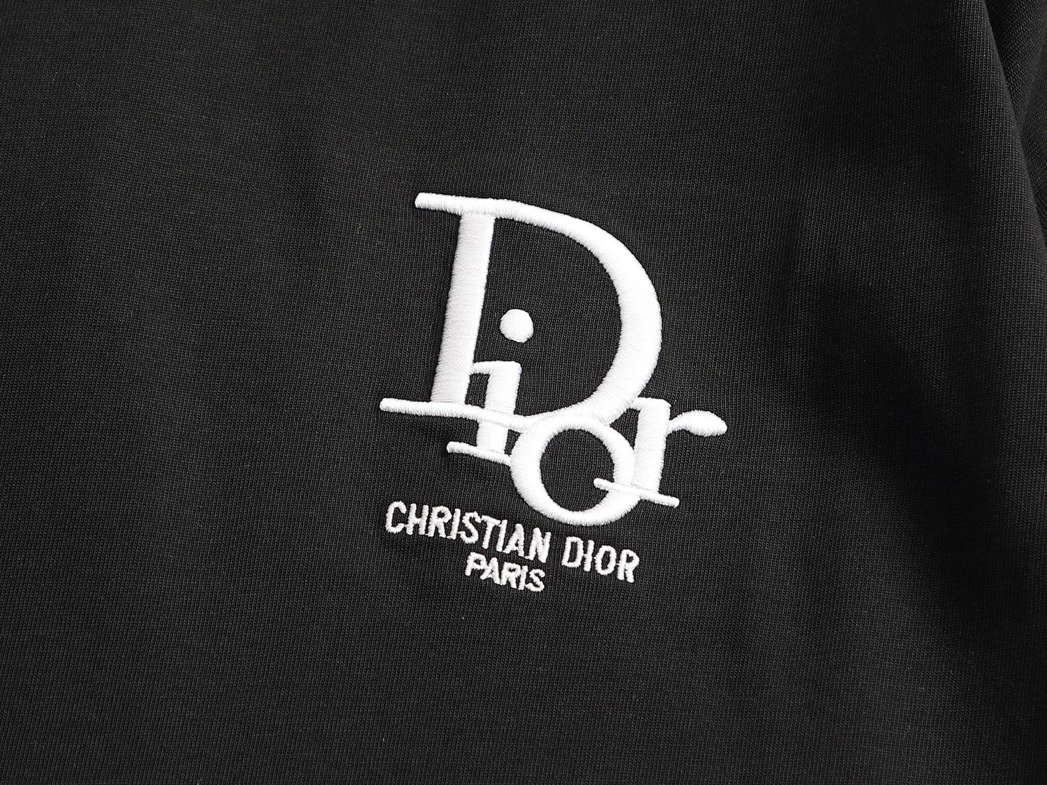 🅿️170 Dior CD micro-wide version XS-L CD 25SS new products are on sale simultaneously on the official website logo printing 🪡 embroidered logo pattern As the leader in the luxury world, the D family is well-deserved. The first thing that catches the eye is the loose and comfortable black and white solid color version of the piece we are going to talk about today. The ribbed round collar has become the best modification of its version, and the D family has the upper body LOGO listed on the front, and the unique embroidery design of the letter logo patch highlights the texture! The most traditional modification method combined with the simplest color scale contrast forms the strongest and direct contrast, and this is often the most concise and clear minimalist modification method~~A nostalgic classic atmosphere also spreads in this work inadvertently! ! The CD logo patch embroidery on the front is a unique tribute to Dior's historic year! Coupled with the blessing of 270 grams of cotton material, both the upper body comfort and the existence are unparalleled. It can be said to be a must-have companion in summer. The excellent breathability and comfortable wearing feeling are unparalleled~ Recommended! ! Color: Black White Two-tone Size: XS S M L Size chart: