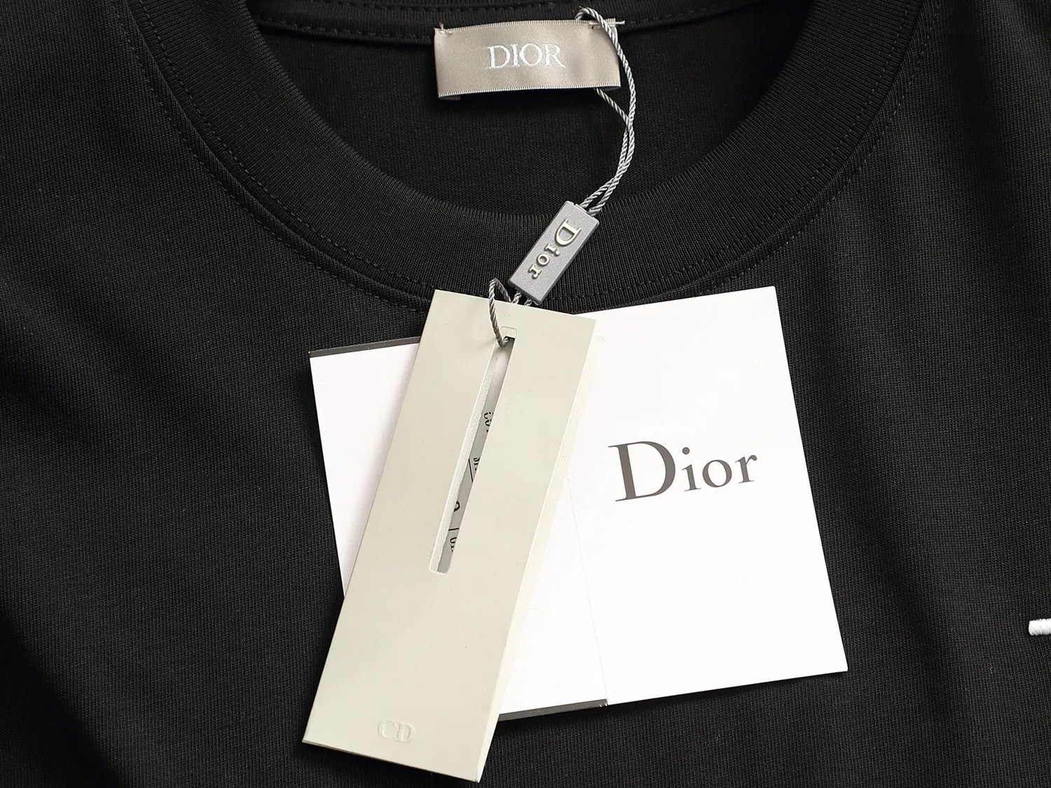 🅿️170 Dior CD micro-wide version XS-L CD 25SS new products are on sale simultaneously on the official website logo printing 🪡 embroidered logo pattern As the leader in the luxury world, the D family is well-deserved. The first thing that catches the eye is the loose and comfortable black and white solid color version of the piece we are going to talk about today. The ribbed round collar has become the best modification of its version, and the D family has the upper body LOGO listed on the front, and the unique embroidery design of the letter logo patch highlights the texture! The most traditional modification method combined with the simplest color scale contrast forms the strongest and direct contrast, and this is often the most concise and clear minimalist modification method~~A nostalgic classic atmosphere also spreads in this work inadvertently! ! The CD logo patch embroidery on the front is a unique tribute to Dior's historic year! Coupled with the blessing of 270 grams of cotton material, both the upper body comfort and the existence are unparalleled. It can be said to be a must-have companion in summer. The excellent breathability and comfortable wearing feeling are unparalleled~ Recommended! ! Color: Black White Two-tone Size: XS S M L Size chart: