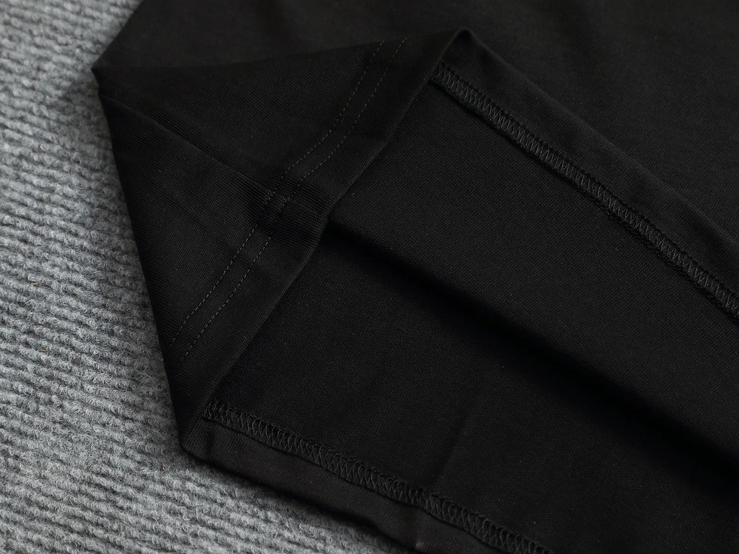 🅿️170 Dior CD micro-wide version XS-L CD 25SS new products are on sale simultaneously on the official website logo printing 🪡 embroidered logo pattern As the leader in the luxury world, the D family is well-deserved. The first thing that catches the eye is the loose and comfortable black and white solid color version of the piece we are going to talk about today. The ribbed round collar has become the best modification of its version, and the D family has the upper body LOGO listed on the front, and the unique embroidery design of the letter logo patch highlights the texture! The most traditional modification method combined with the simplest color scale contrast forms the strongest and direct contrast, and this is often the most concise and clear minimalist modification method~~A nostalgic classic atmosphere also spreads in this work inadvertently! ! The CD logo patch embroidery on the front is a unique tribute to Dior's historic year! Coupled with the blessing of 270 grams of cotton material, both the upper body comfort and the existence are unparalleled. It can be said to be a must-have companion in summer. The excellent breathability and comfortable wearing feeling are unparalleled~ Recommended! ! Color: Black White Two-tone Size: XS S M L Size chart: