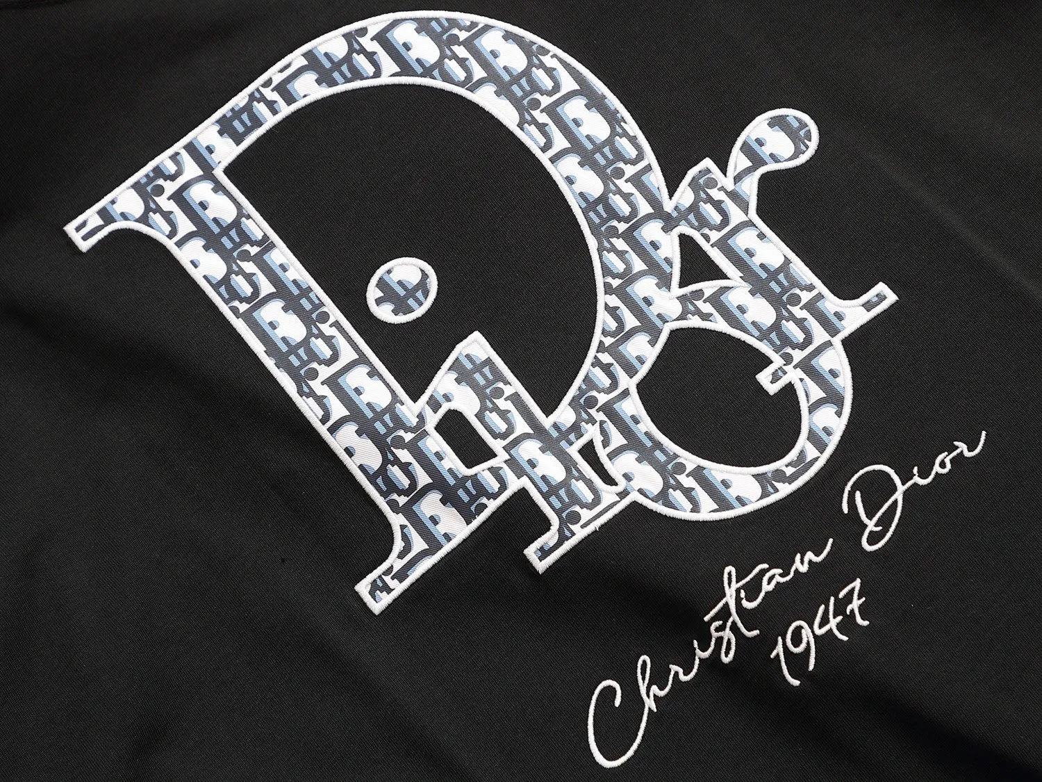 🅿️170 Dior CD micro-wide version XS-L CD 25SS new products are on sale simultaneously on the official website logo printing 🪡 embroidered logo pattern As the leader in the luxury world, the D family is well-deserved. The first thing that catches the eye is the loose and comfortable black and white solid color version of the piece we are going to talk about today. The ribbed round collar has become the best modification of its version, and the D family has the upper body LOGO listed on the front, and the unique embroidery design of the letter logo patch highlights the texture! The most traditional modification method combined with the simplest color scale contrast forms the strongest and direct contrast, and this is often the most concise and clear minimalist modification method~~A nostalgic classic atmosphere also spreads in this work inadvertently! ! The CD logo patch embroidery on the front is a unique tribute to Dior's historic year! Coupled with the blessing of 270 grams of cotton material, both the upper body comfort and the existence are unparalleled. It can be said to be a must-have companion in summer. The excellent breathability and comfortable wearing feeling are unparalleled~ Recommended! ! Color: Black White Two-tone Size: XS S M L Size chart: