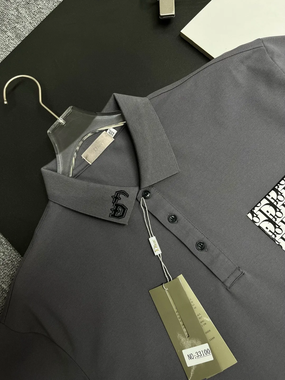 🅿️220 DIOR Dior Pocket New Polo Shirt Original fabric Original customized accessories Official same style Made of 210 grams of mercerized pique fabric, customized same vat dyed fabric Very comfortable and smooth to the touch Very wide and stylish Produced by a first-line brand OEM factory Imported Behringer embroidery machine The embroidery is full and textured The collar ribs are woven with imported yarn and will not deform after long-term wear The latest style for spring and summer, fashionable and individual Super versatile and good-looking. It is very suitable for both men and women. It is a must-have item. Color: black, white, gray. Size: M-3XL