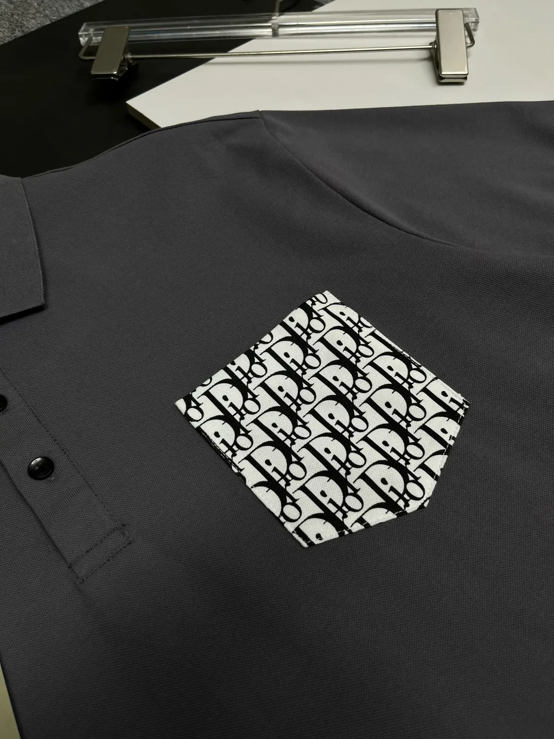 🅿️220 DIOR Dior Pocket New Polo Shirt Original fabric Original customized accessories Official same style Made of 210 grams of mercerized pique fabric, customized same vat dyed fabric Very comfortable and smooth to the touch Very wide and stylish Produced by a first-line brand OEM factory Imported Behringer embroidery machine The embroidery is full and textured The collar ribs are woven with imported yarn and will not deform after long-term wear The latest style for spring and summer, fashionable and individual Super versatile and good-looking. It is very suitable for both men and women. It is a must-have item. Color: black, white, gray. Size: M-3XL