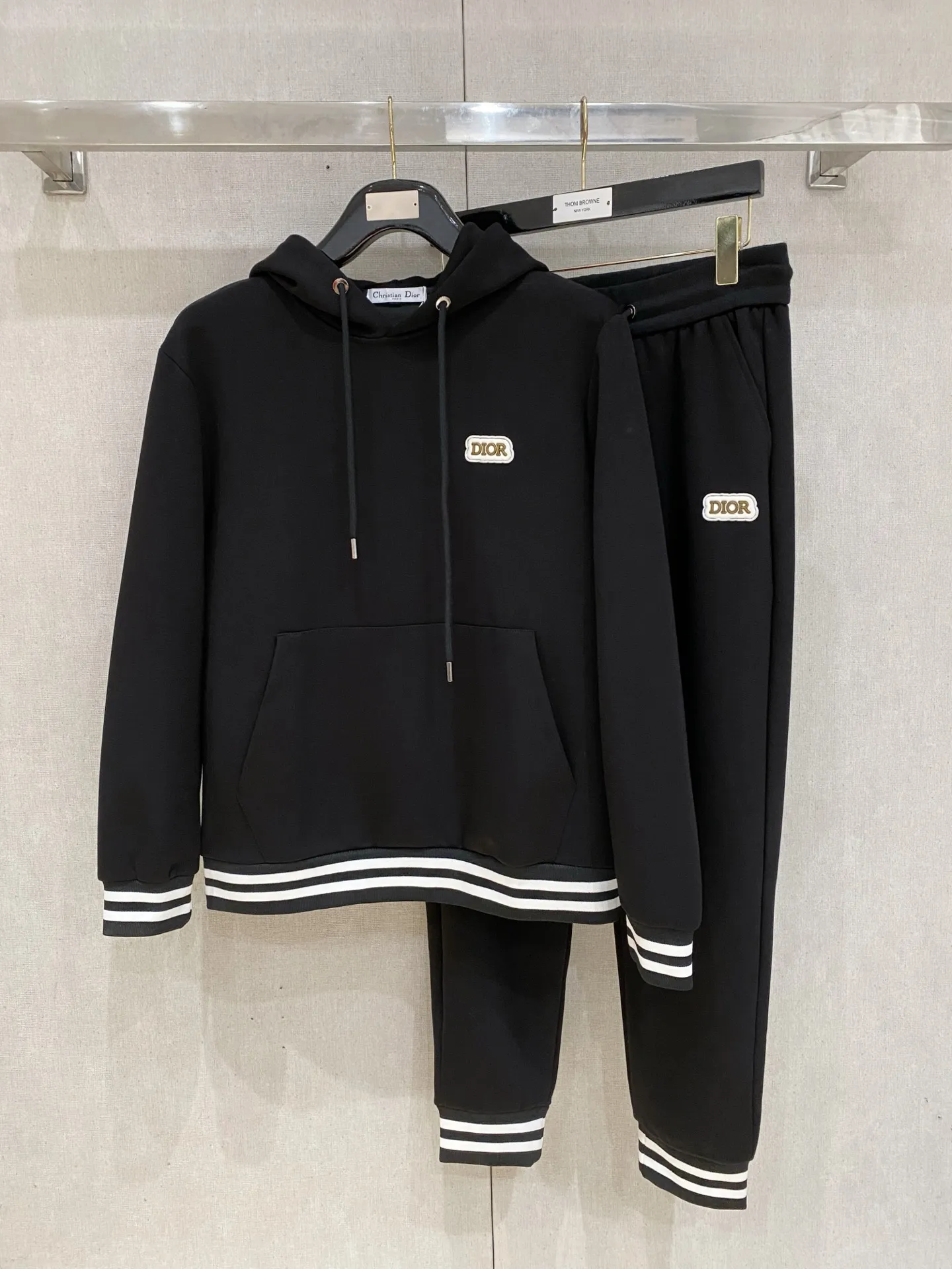 🅿️720 Dior hot-selling suit is coming. Focus on the original version of the official website. 2025 new hot-selling cardigan suit. The original order is the best. 🇭🇰The meticulous work of top designers. It has a fitting and perfect upper body effect. All-natural high-quality Tencel Roman cotton 100%, close-fitting comfort, noble and elegant! Original hardware embodies elegance and nobility! Counter size: M-3XL (maximum wear up to 190 pounds)