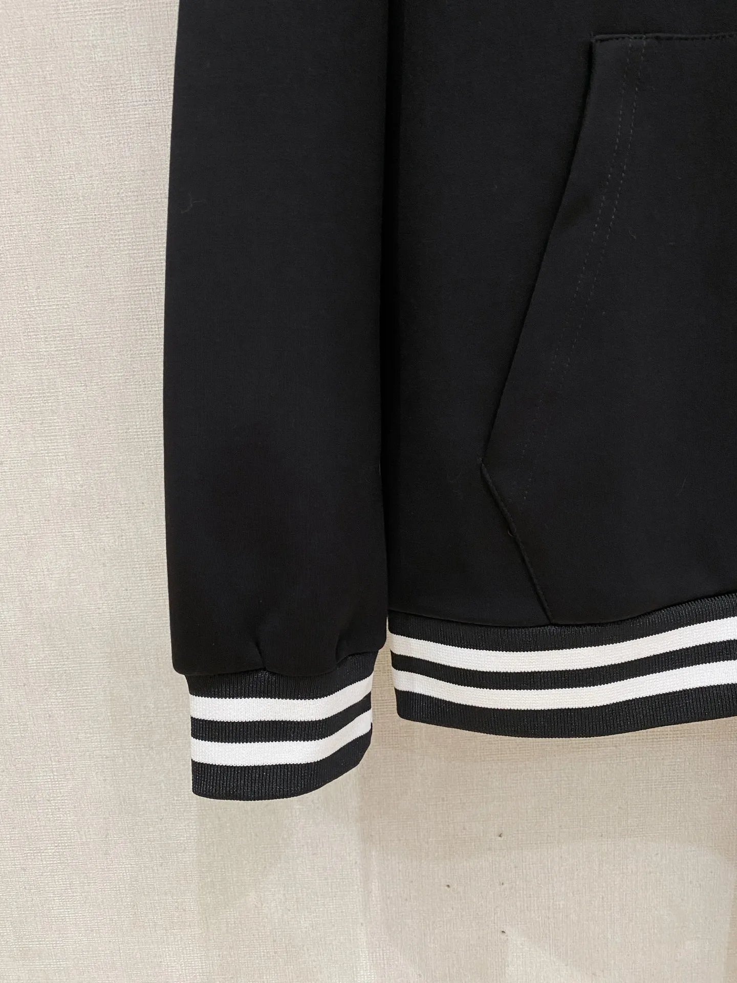 🅿️720 Dior hot-selling suit is coming. Focus on the original version of the official website. 2025 new hot-selling cardigan suit. The original order is the best. 🇭🇰The meticulous work of top designers. It has a fitting and perfect upper body effect. All-natural high-quality Tencel Roman cotton 100%, close-fitting comfort, noble and elegant! Original hardware embodies elegance and nobility! Counter size: M-3XL (maximum wear up to 190 pounds)