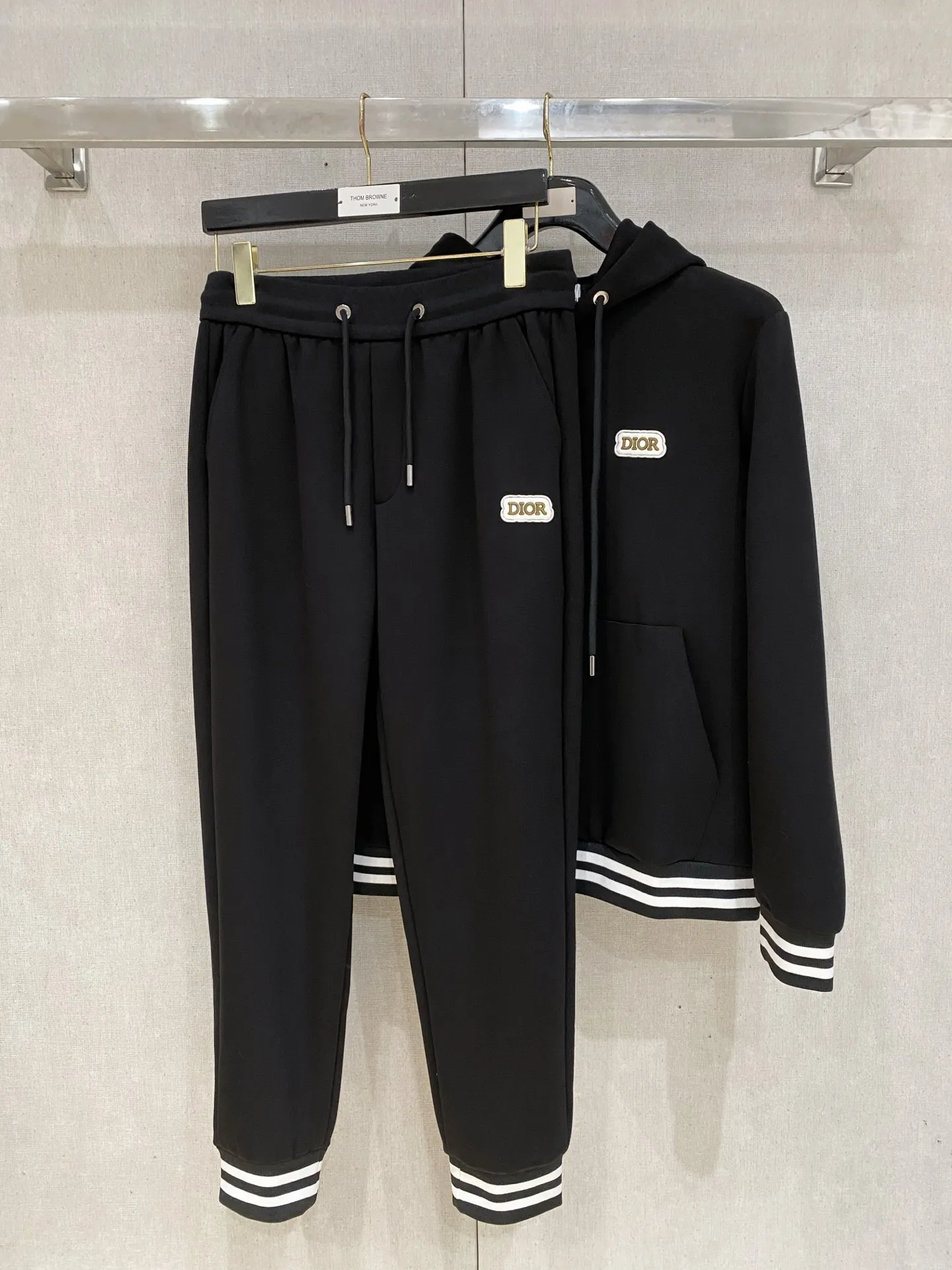 🅿️720 Dior hot-selling suit is coming. Focus on the original version of the official website. 2025 new hot-selling cardigan suit. The original order is the best. 🇭🇰The meticulous work of top designers. It has a fitting and perfect upper body effect. All-natural high-quality Tencel Roman cotton 100%, close-fitting comfort, noble and elegant! Original hardware embodies elegance and nobility! Counter size: M-3XL (maximum wear up to 190 pounds)
