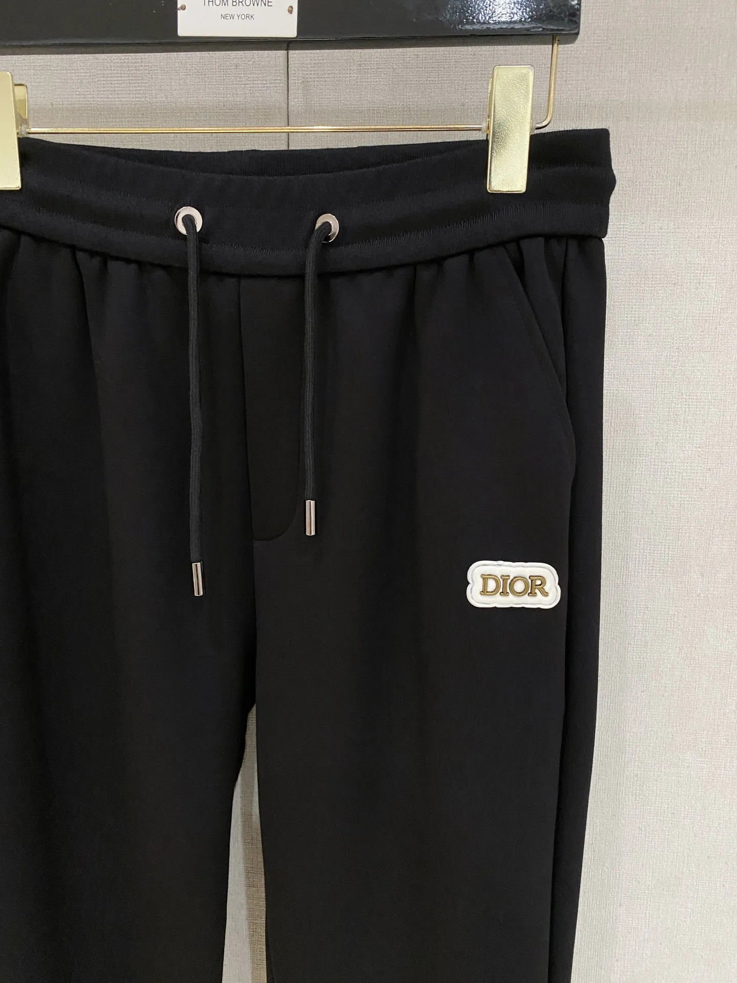 🅿️720 Dior hot-selling suit is coming. Focus on the original version of the official website. 2025 new hot-selling cardigan suit. The original order is the best. 🇭🇰The meticulous work of top designers. It has a fitting and perfect upper body effect. All-natural high-quality Tencel Roman cotton 100%, close-fitting comfort, noble and elegant! Original hardware embodies elegance and nobility! Counter size: M-3XL (maximum wear up to 190 pounds)