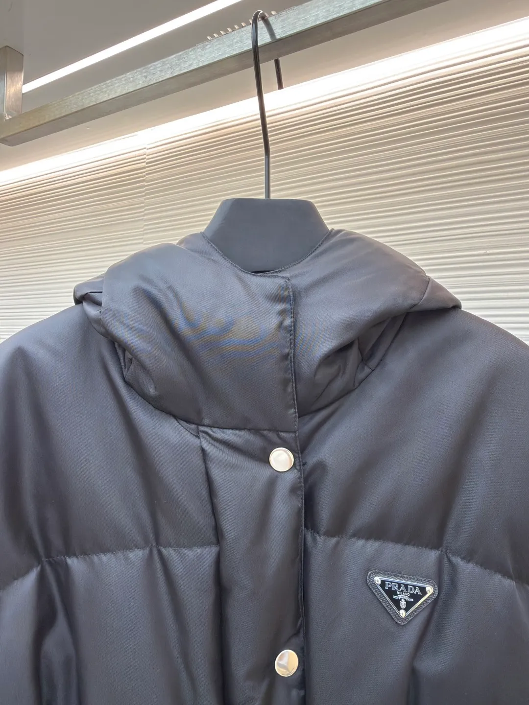 Prada Ant Waist Down Jacket [Women's Clothing] ●Original version: Purchased and developed by 18589 ●Item number: 1680810-E65 ●Fabric: nylon fabric ●Technology: Made on positioning cutting machine ●Version: Fitted version ●Weight: about 1105 grams ●Size: S-M-L ●Description: [Reshape winter style | High-end regenerated nylon long down jacket | Unlock multi-scenario wear] Made of regenerated nylon material, it not only implements the concept of sustainable fashion, but also has windproof and waterproof functions to cope with changing weather. The hooded collar and side buckle nylon webbing details enhance the sense of practicality; the elastic cuffs and drawstring hem lock in temperature and prevent wind flow, improving the overall fit. Filled with selected high-quality duck down, it is light and fluffy and has strong thermal insulation properties, so it is not afraid of severe cold challenges. The three-dimensional ant waist design, paired with a detachable belt and a functional bag of the same color, easily outlines elegant curves and can be freely switched between casual and sophisticated modes. Filled with selected high-quality duck down, it is light and fluffy and has strong thermal insulation properties, so it is not afraid of severe cold challenges. The three-dimensional ant waist design, paired with a detachable belt and a functional bag of the same color, easily outlines elegant curves and can be freely switched between casual and sophisticated modes. The overall wiring is straight and delicate, the fabric is comfortable and soft, and the color is consistent without color difference. It can be matched with the same style to create a fashionable look and control various occasions. Customized accessories, complete with three standards, same style for men and women!