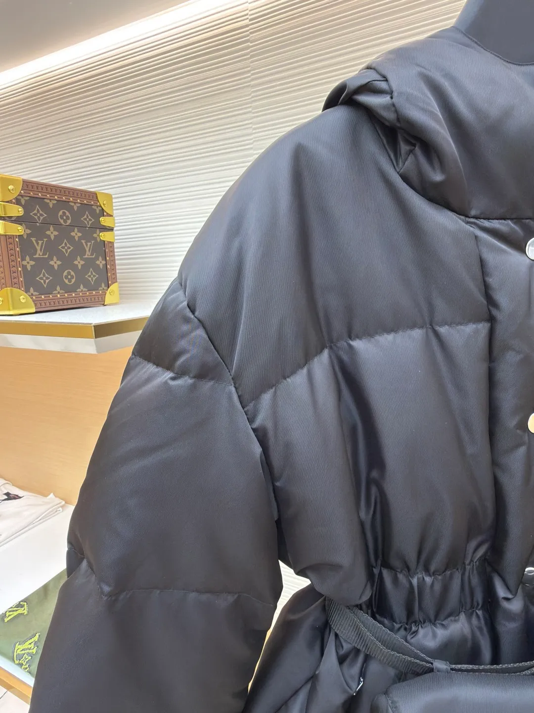Prada Ant Waist Down Jacket [Women's Clothing] ●Original version: Purchased and developed by 18589 ●Item number: 1680810-E65 ●Fabric: nylon fabric ●Technology: Made on positioning cutting machine ●Version: Fitted version ●Weight: about 1105 grams ●Size: S-M-L ●Description: [Reshape winter style | High-end regenerated nylon long down jacket | Unlock multi-scenario wear] Made of regenerated nylon material, it not only implements the concept of sustainable fashion, but also has windproof and waterproof functions to cope with changing weather. The hooded collar and side buckle nylon webbing details enhance the sense of practicality; the elastic cuffs and drawstring hem lock in temperature and prevent wind flow, improving the overall fit. Filled with selected high-quality duck down, it is light and fluffy and has strong thermal insulation properties, so it is not afraid of severe cold challenges. The three-dimensional ant waist design, paired with a detachable belt and a functional bag of the same color, easily outlines elegant curves and can be freely switched between casual and sophisticated modes. Filled with selected high-quality duck down, it is light and fluffy and has strong thermal insulation properties, so it is not afraid of severe cold challenges. The three-dimensional ant waist design, paired with a detachable belt and a functional bag of the same color, easily outlines elegant curves and can be freely switched between casual and sophisticated modes. The overall wiring is straight and delicate, the fabric is comfortable and soft, and the color is consistent without color difference. It can be matched with the same style to create a fashionable look and control various occasions. Customized accessories, complete with three standards, same style for men and women!