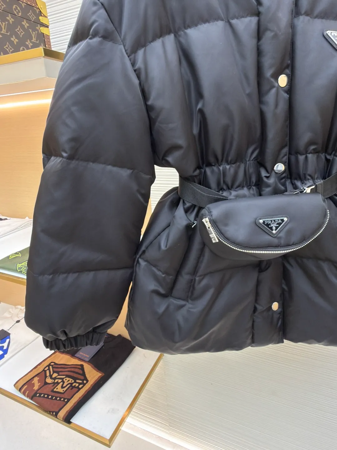 Prada Ant Waist Down Jacket [Women's Clothing] ●Original version: Purchased and developed by 18589 ●Item number: 1680810-E65 ●Fabric: nylon fabric ●Technology: Made on positioning cutting machine ●Version: Fitted version ●Weight: about 1105 grams ●Size: S-M-L ●Description: [Reshape winter style | High-end regenerated nylon long down jacket | Unlock multi-scenario wear] Made of regenerated nylon material, it not only implements the concept of sustainable fashion, but also has windproof and waterproof functions to cope with changing weather. The hooded collar and side buckle nylon webbing details enhance the sense of practicality; the elastic cuffs and drawstring hem lock in temperature and prevent wind flow, improving the overall fit. Filled with selected high-quality duck down, it is light and fluffy and has strong thermal insulation properties, so it is not afraid of severe cold challenges. The three-dimensional ant waist design, paired with a detachable belt and a functional bag of the same color, easily outlines elegant curves and can be freely switched between casual and sophisticated modes. Filled with selected high-quality duck down, it is light and fluffy and has strong thermal insulation properties, so it is not afraid of severe cold challenges. The three-dimensional ant waist design, paired with a detachable belt and a functional bag of the same color, easily outlines elegant curves and can be freely switched between casual and sophisticated modes. The overall wiring is straight and delicate, the fabric is comfortable and soft, and the color is consistent without color difference. It can be matched with the same style to create a fashionable look and control various occasions. Customized accessories, complete with three standards, same style for men and women!