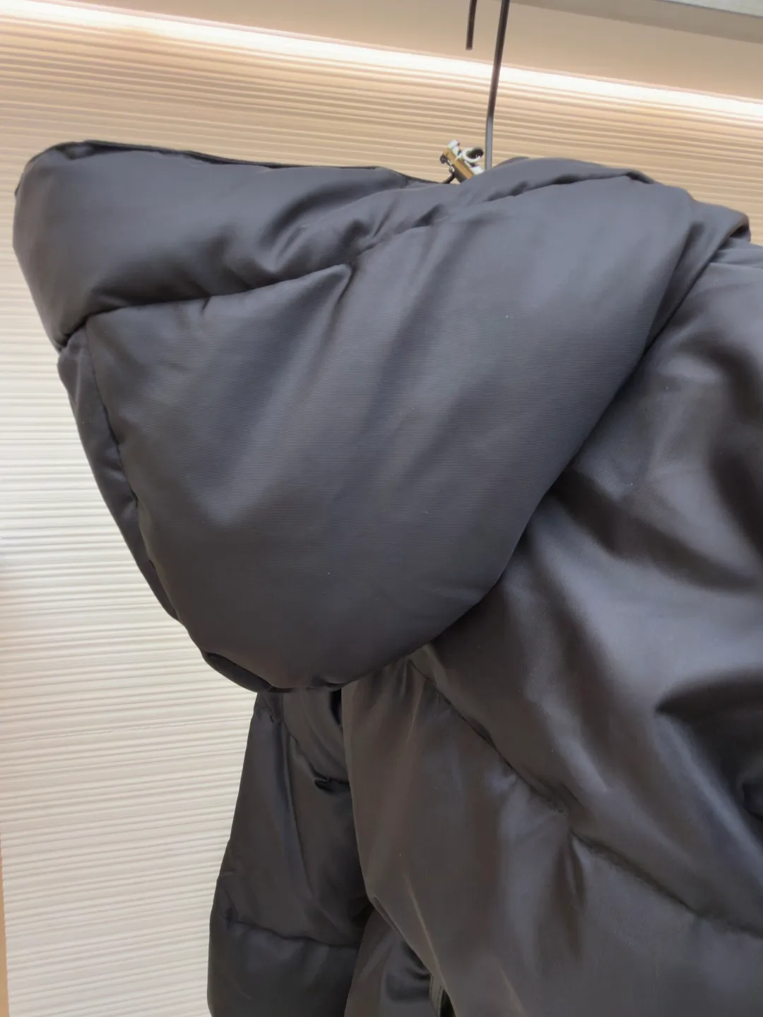Prada Ant Waist Down Jacket [Women's Clothing] ●Original version: Purchased and developed by 18589 ●Item number: 1680810-E65 ●Fabric: nylon fabric ●Technology: Made on positioning cutting machine ●Version: Fitted version ●Weight: about 1105 grams ●Size: S-M-L ●Description: [Reshape winter style | High-end regenerated nylon long down jacket | Unlock multi-scenario wear] Made of regenerated nylon material, it not only implements the concept of sustainable fashion, but also has windproof and waterproof functions to cope with changing weather. The hooded collar and side buckle nylon webbing details enhance the sense of practicality; the elastic cuffs and drawstring hem lock in temperature and prevent wind flow, improving the overall fit. Filled with selected high-quality duck down, it is light and fluffy and has strong thermal insulation properties, so it is not afraid of severe cold challenges. The three-dimensional ant waist design, paired with a detachable belt and a functional bag of the same color, easily outlines elegant curves and can be freely switched between casual and sophisticated modes. Filled with selected high-quality duck down, it is light and fluffy and has strong thermal insulation properties, so it is not afraid of severe cold challenges. The three-dimensional ant waist design, paired with a detachable belt and a functional bag of the same color, easily outlines elegant curves and can be freely switched between casual and sophisticated modes. The overall wiring is straight and delicate, the fabric is comfortable and soft, and the color is consistent without color difference. It can be matched with the same style to create a fashionable look and control various occasions. Customized accessories, complete with three standards, same style for men and women!