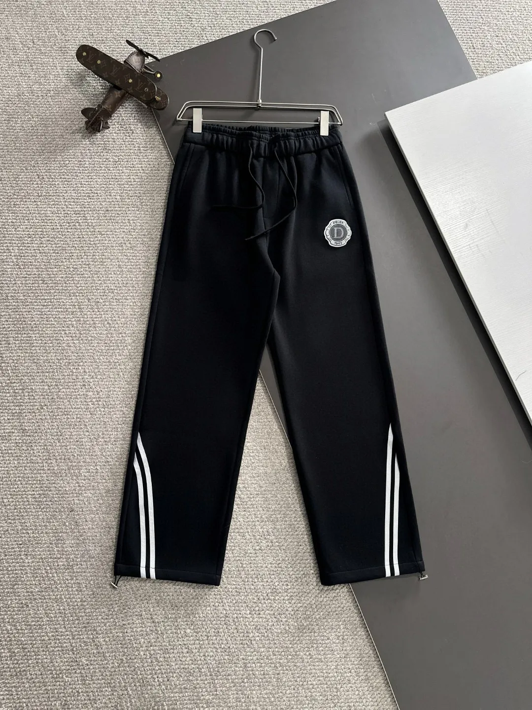 🅿️380 next day shipping Dior 2025 early spring new elastic band casual pants, thickened with velvet to keep warm. The custom-made fabrics at the counter are highly breathable and comfortable, with impeccable details and brand element design concepts, reflecting high quality. It feels delicate and soft! It presents a casual cut and the upper body shape is great! Size: M-4XL