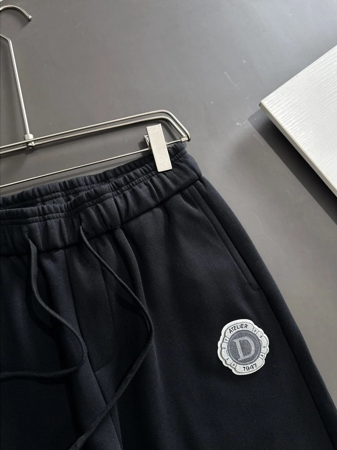 🅿️380 next day shipping Dior 2025 early spring new elastic band casual pants, thickened with velvet to keep warm. The custom-made fabrics at the counter are highly breathable and comfortable, with impeccable details and brand element design concepts, reflecting high quality. It feels delicate and soft! It presents a casual cut and the upper body shape is great! Size: M-4XL