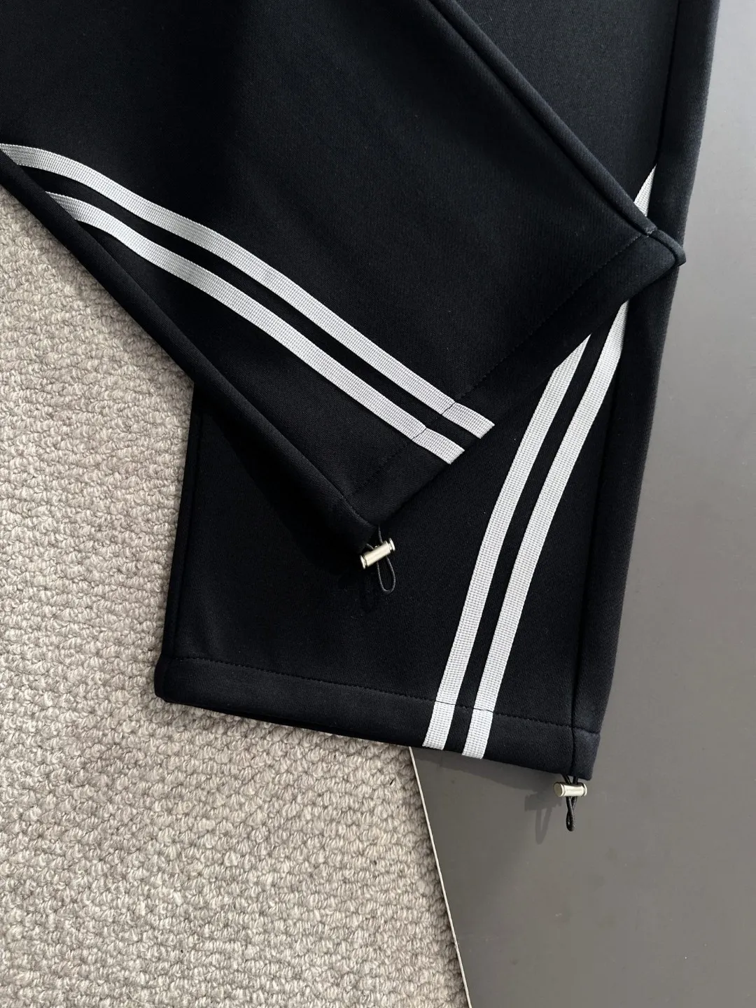 🅿️380 next day shipping Dior 2025 early spring new elastic band casual pants, thickened with velvet to keep warm. The custom-made fabrics at the counter are highly breathable and comfortable, with impeccable details and brand element design concepts, reflecting high quality. It feels delicate and soft! It presents a casual cut and the upper body shape is great! Size: M-4XL