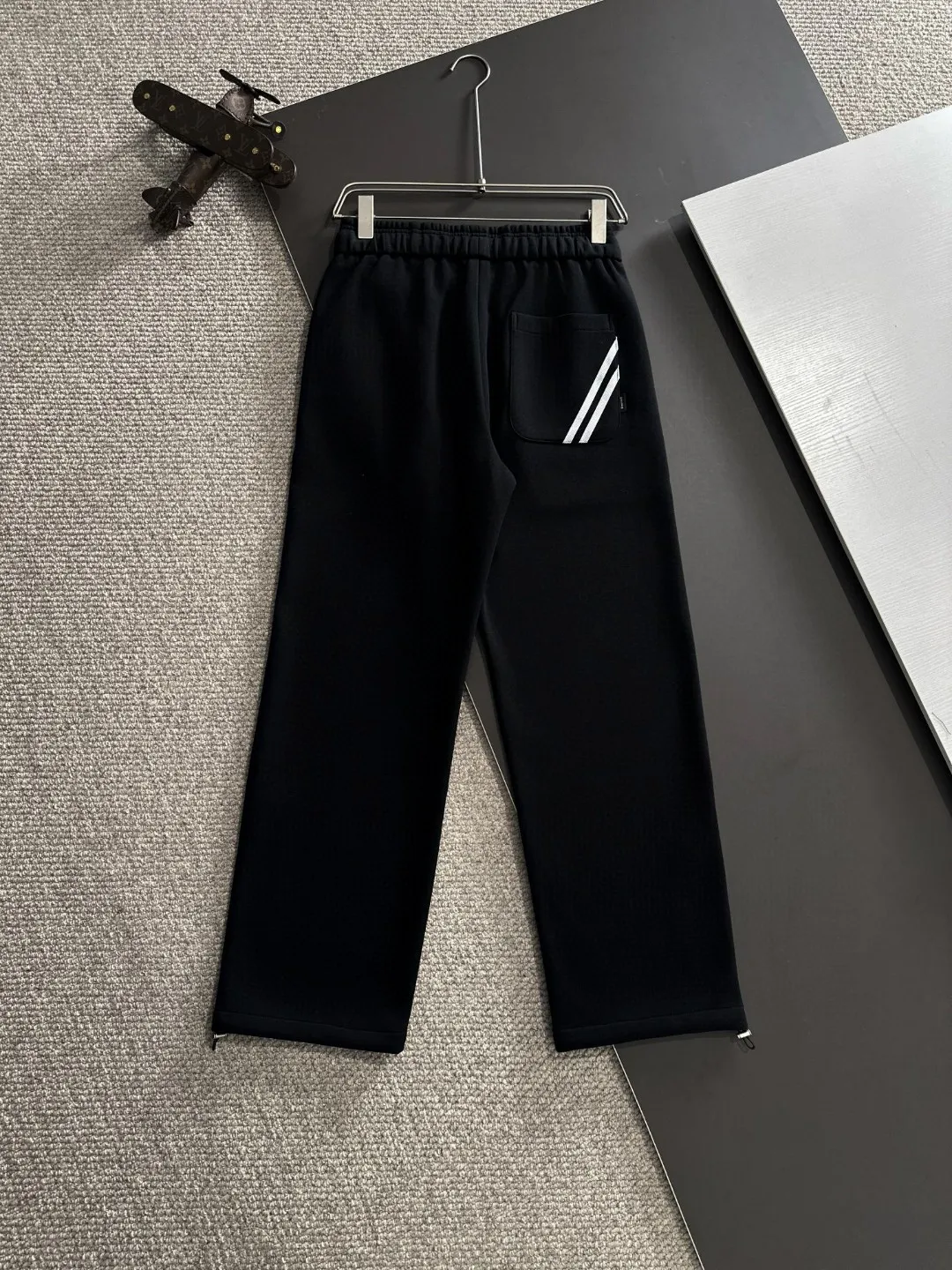 🅿️380 next day shipping Dior 2025 early spring new elastic band casual pants, thickened with velvet to keep warm. The custom-made fabrics at the counter are highly breathable and comfortable, with impeccable details and brand element design concepts, reflecting high quality. It feels delicate and soft! It presents a casual cut and the upper body shape is great! Size: M-4XL