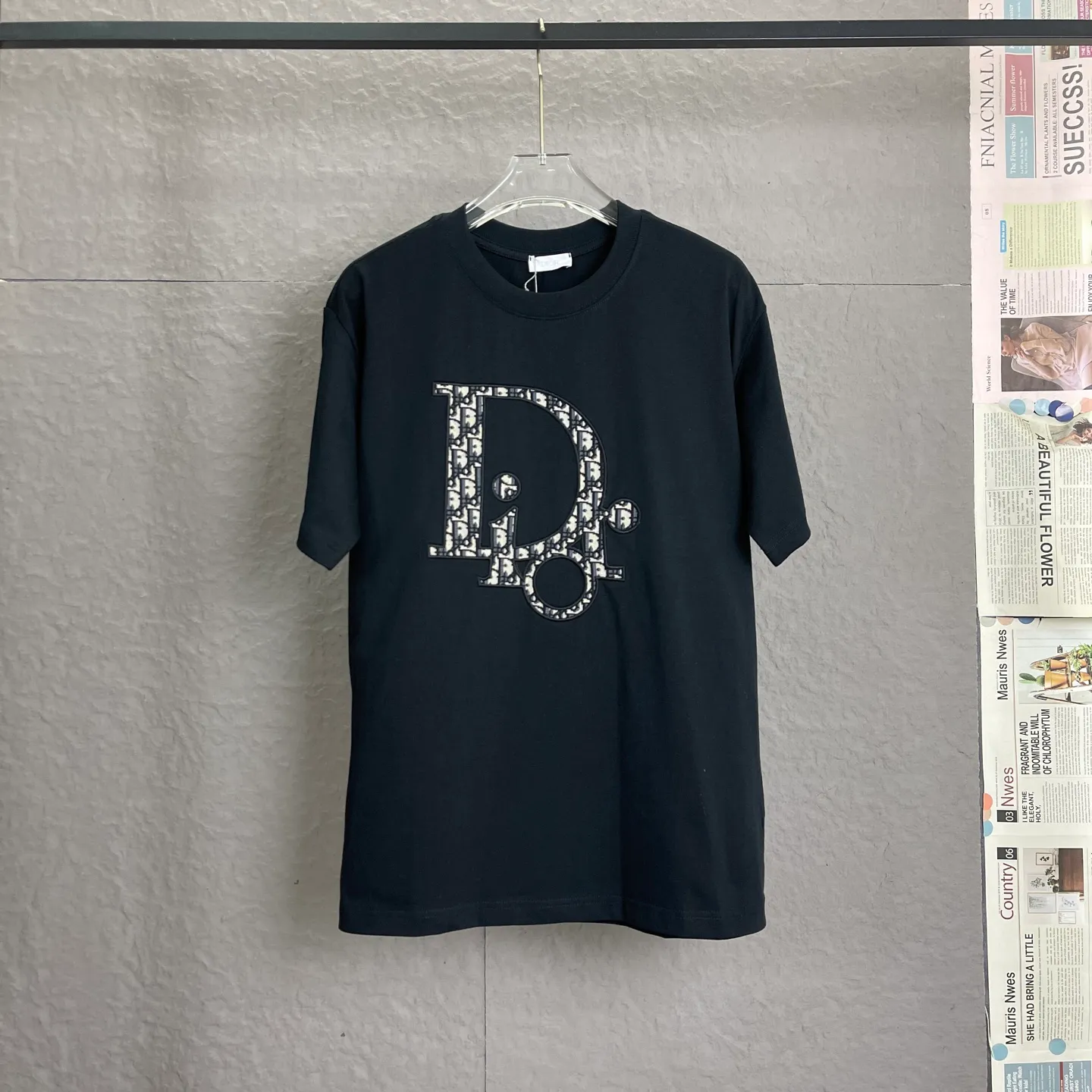 🅿️190 /A89 DIOR Dior fabric upgrade, using 300 full grams of fabric, patch embroidery, suede foam printing on the back panel, high-end craftsmanship, exclusive for new models, same style for men and women, casual loose fit short sleeves, high-end customization, high version, fashionable and versatile, imported fabrics, super soft and delicate feel, skin-friendly and comfortable to wear, high-end boutique High-temperature washing process to ensure that it does not deform or shrink. It is a comfortable and beautiful piece for summer wear! A must-have item for beauty and age reduction! The surface is super fine and smooth, uniform, delicate and soft. It is comfortable to wear and can easily create a cool summer feel. It is easy to hold the upper body and become the focus of the street in minutes. Color: Black and White Size: S-XL