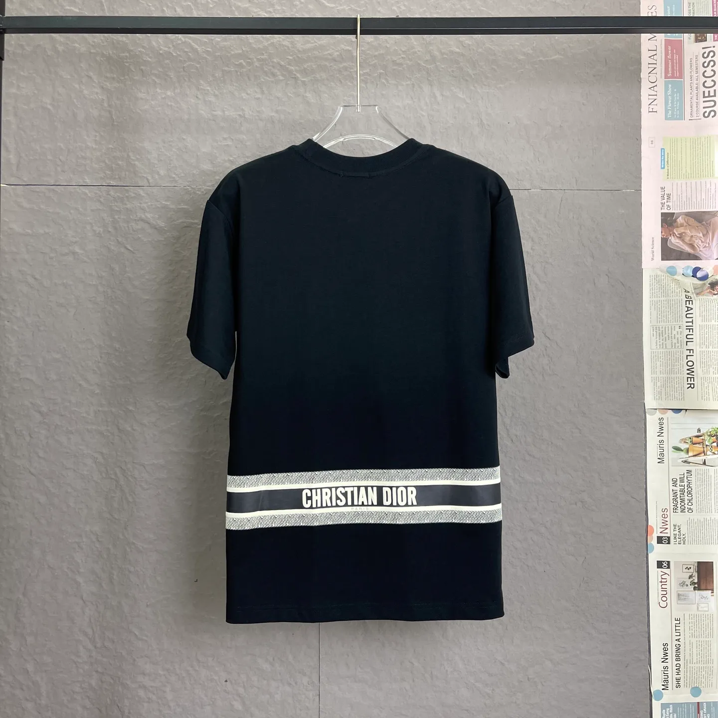 🅿️190 /A89 DIOR Dior fabric upgrade, using 300 full grams of fabric, patch embroidery, suede foam printing on the back panel, high-end craftsmanship, exclusive for new models, same style for men and women, casual loose fit short sleeves, high-end customization, high version, fashionable and versatile, imported fabrics, super soft and delicate feel, skin-friendly and comfortable to wear, high-end boutique High-temperature washing process to ensure that it does not deform or shrink. It is a comfortable and beautiful piece for summer wear! A must-have item for beauty and age reduction! The surface is super fine and smooth, uniform, delicate and soft. It is comfortable to wear and can easily create a cool summer feel. It is easy to hold the upper body and become the focus of the street in minutes. Color: Black and White Size: S-XL